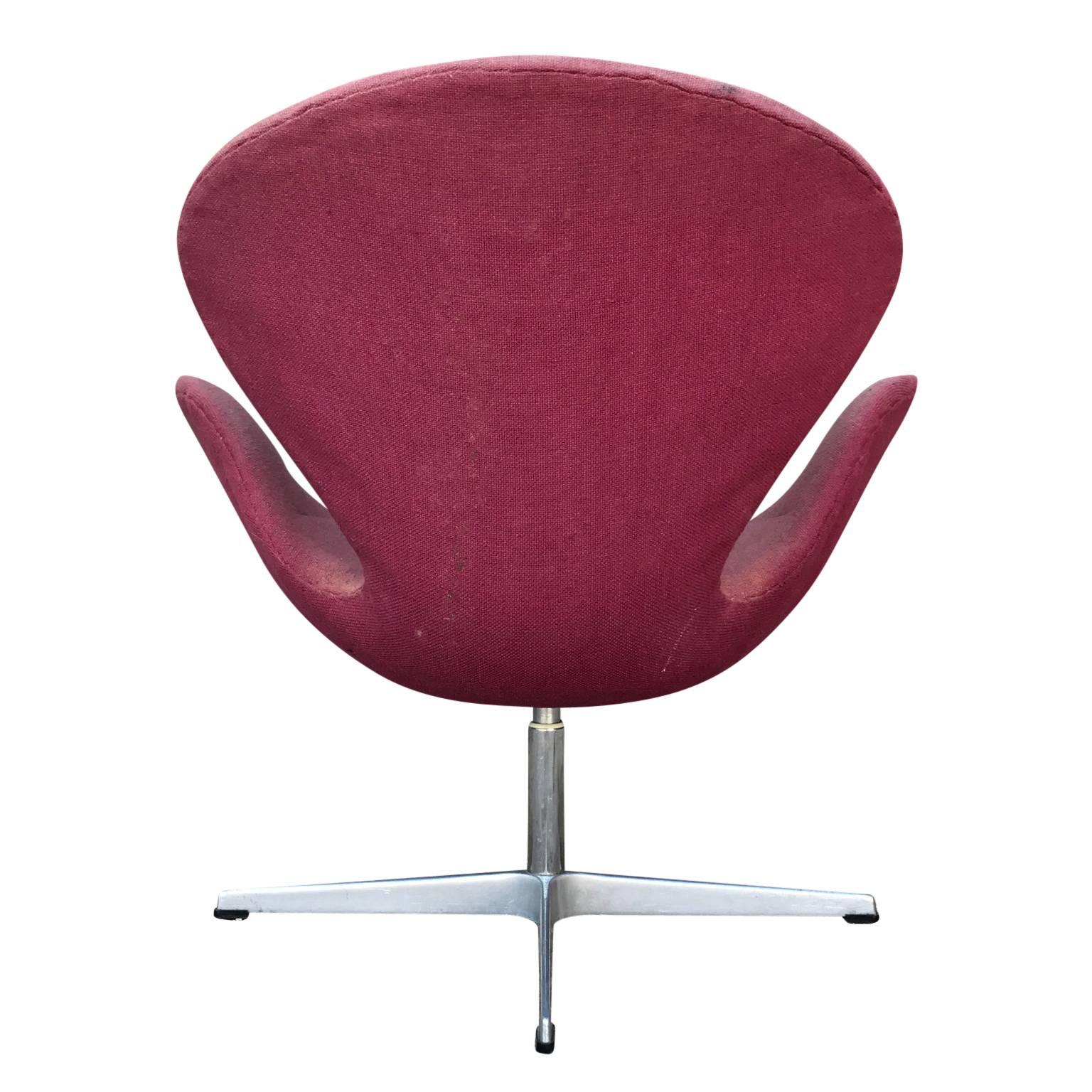 Mid-Century Modern Modern Danish Arne Jacobsen Fritz Hansen Swan Chair in Vintage Pale Red