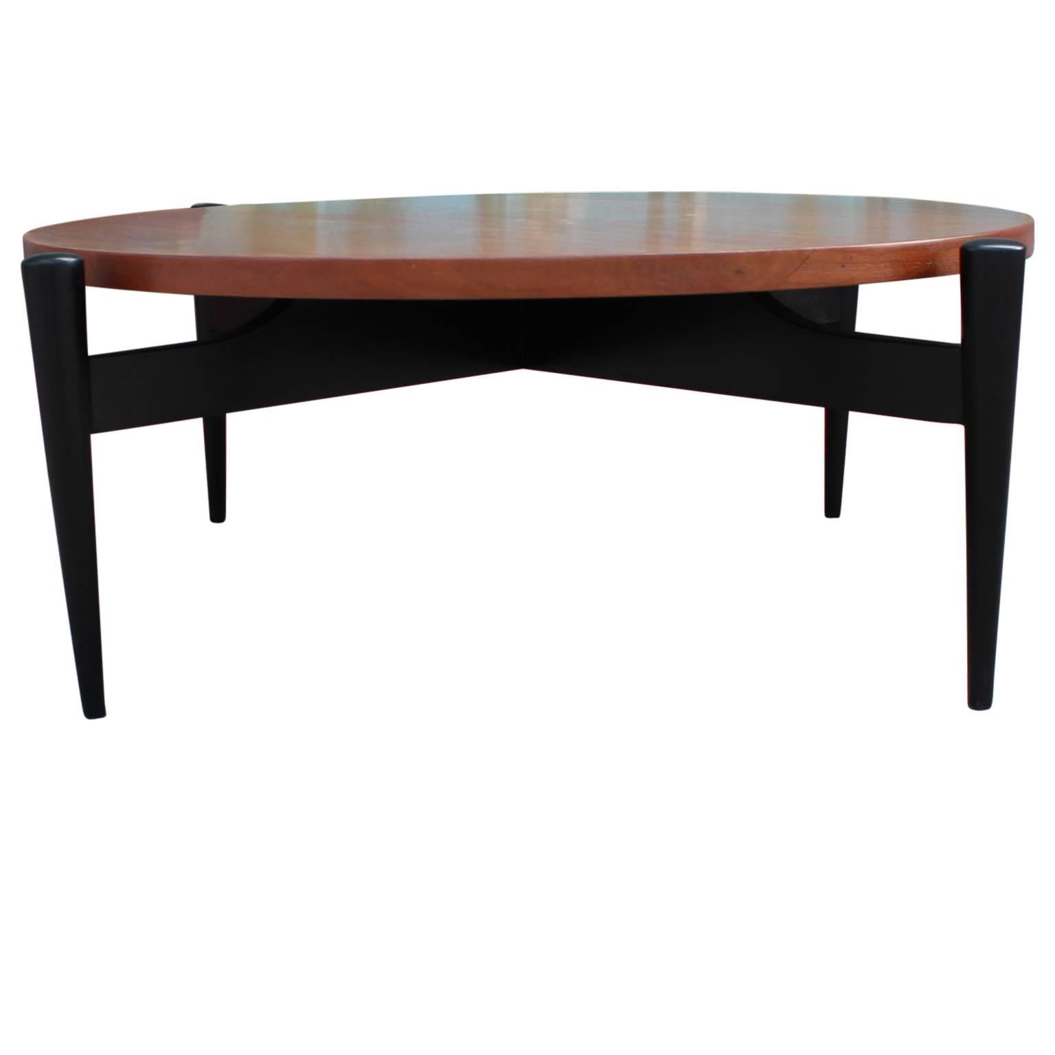 Italian modern two-toned coffee table in the style of Gio Ponti and Paolo Buffa.
In great restored condition. 