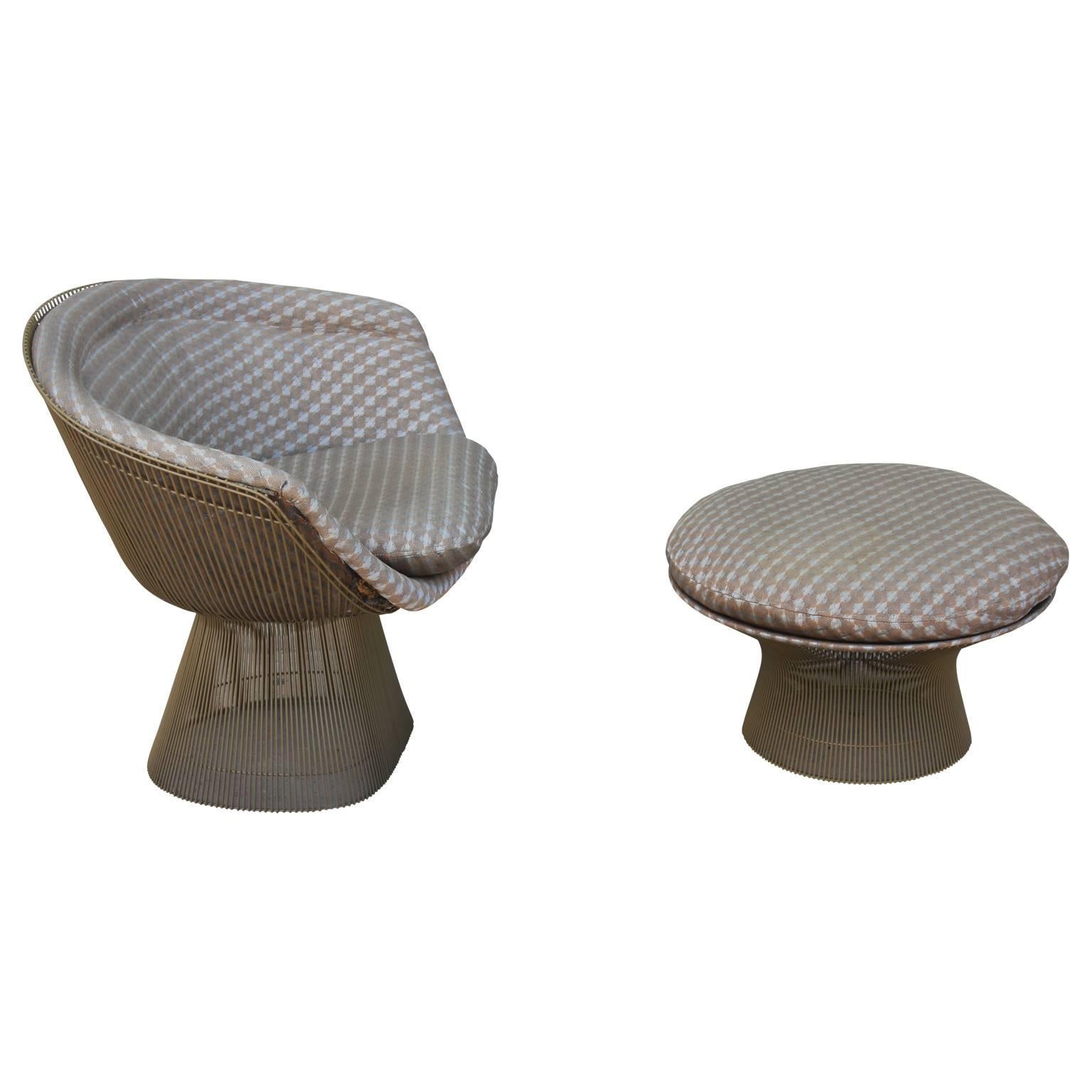 Warren Platner lounge chair with matching ottoman for Knoll. The frame was powder coated in a unique grey in the 1990s.
Ottoman dimensions: 13 in H x 26 in W.