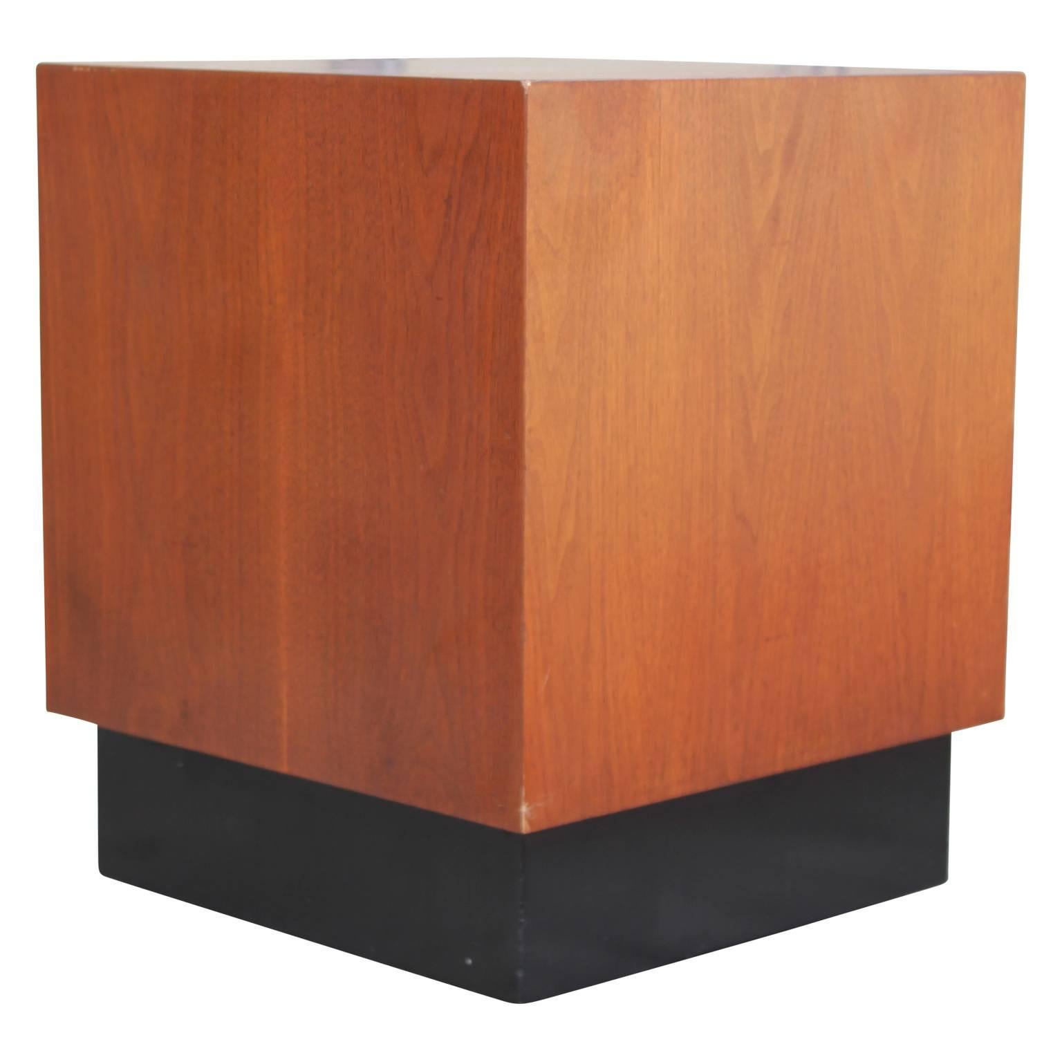 Modern Pair of Walnut Baughman Style Cube End or Side Tables In Good Condition In Houston, TX