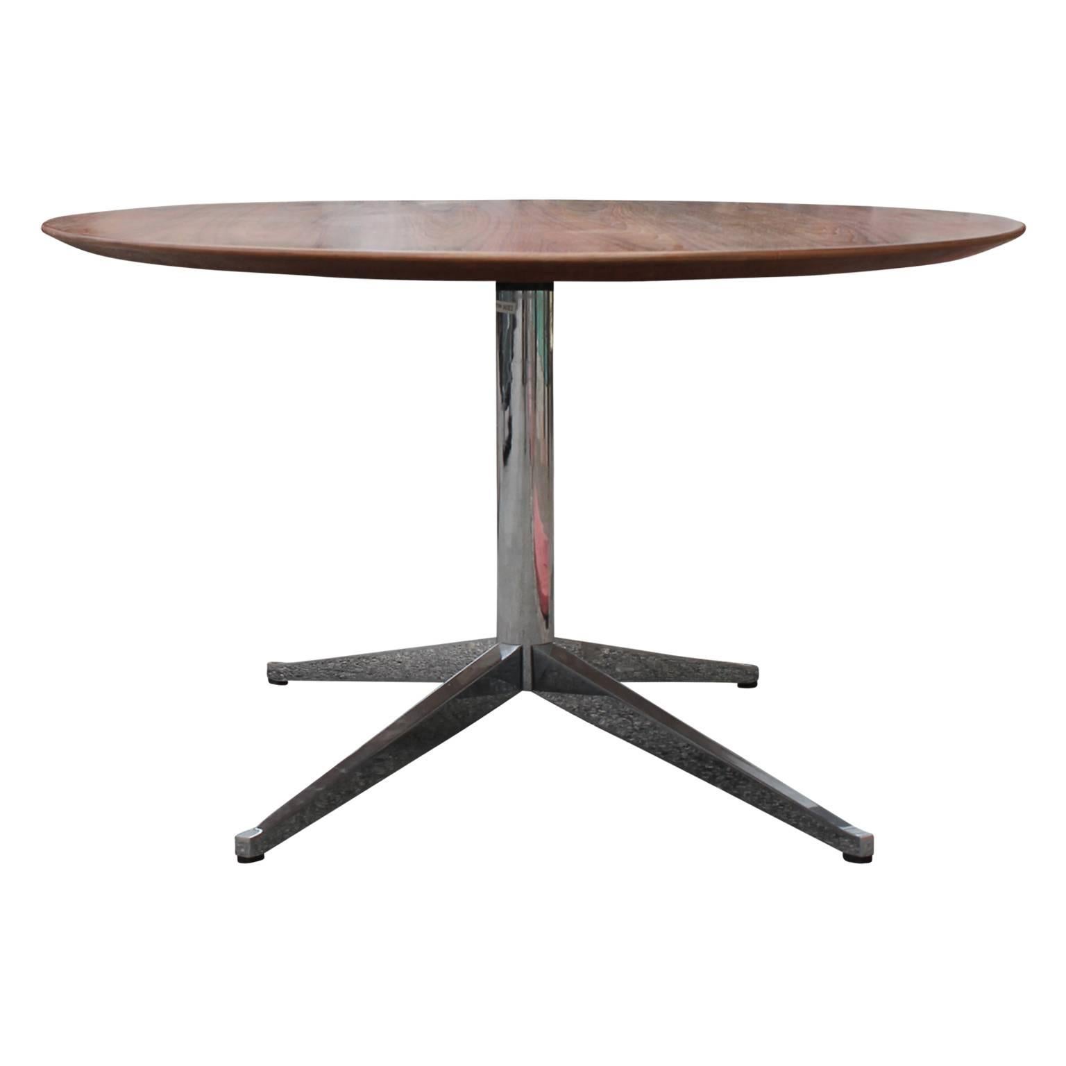 Modern Florence Knoll for Knoll Walnut and Chrome Oval Dining Table In Excellent Condition In Houston, TX