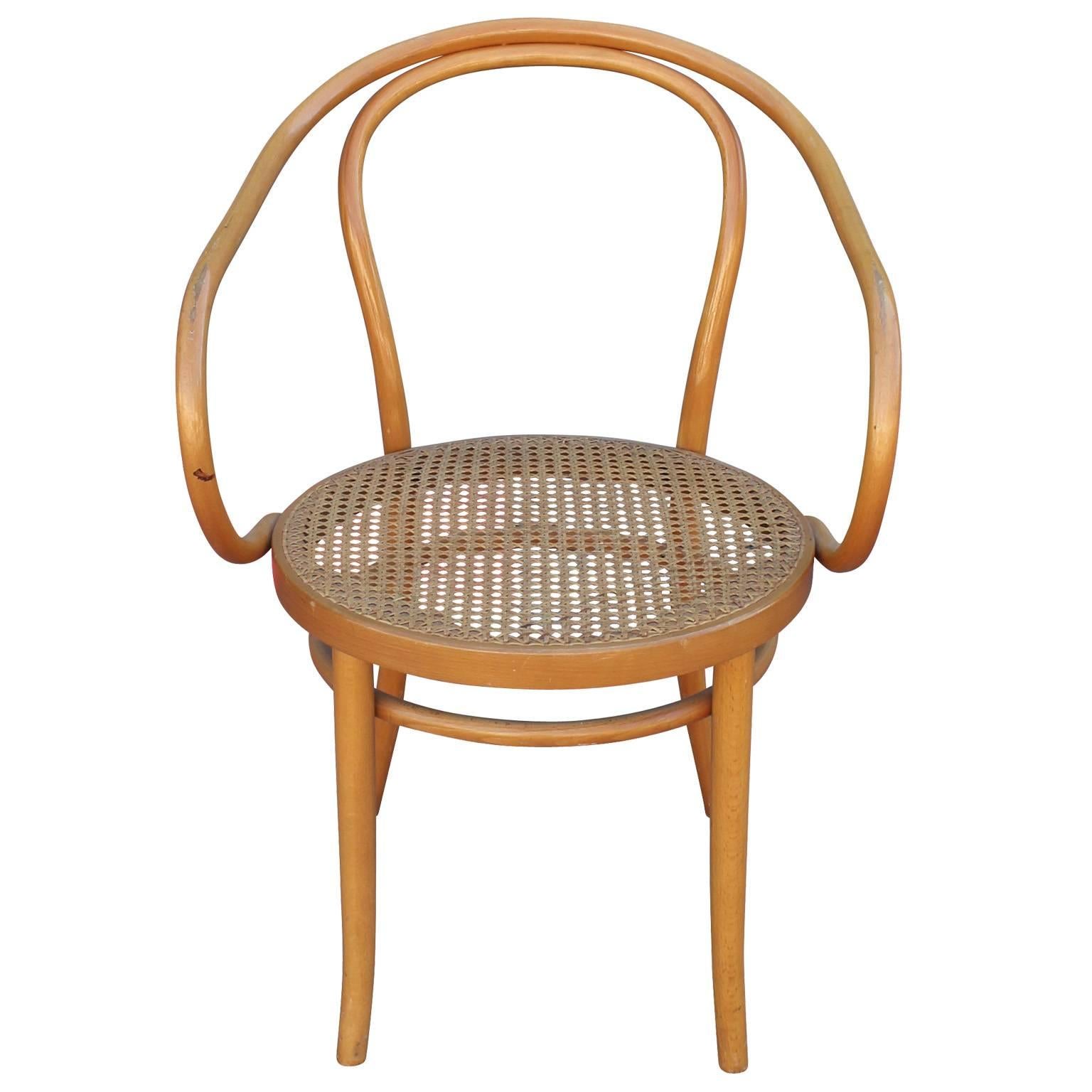Schöner Satz von 6 skulpturalen Thonet 209 Esszimmerstühlen. Entworfen von Auguste Thonet für Thonet:: hergestellt in Deutschland. Bugholz und Rattan. Die runden Sitze sind mit Schilfrohr bezogen:: das sich in einem ausgezeichneten Zustand befindet.
