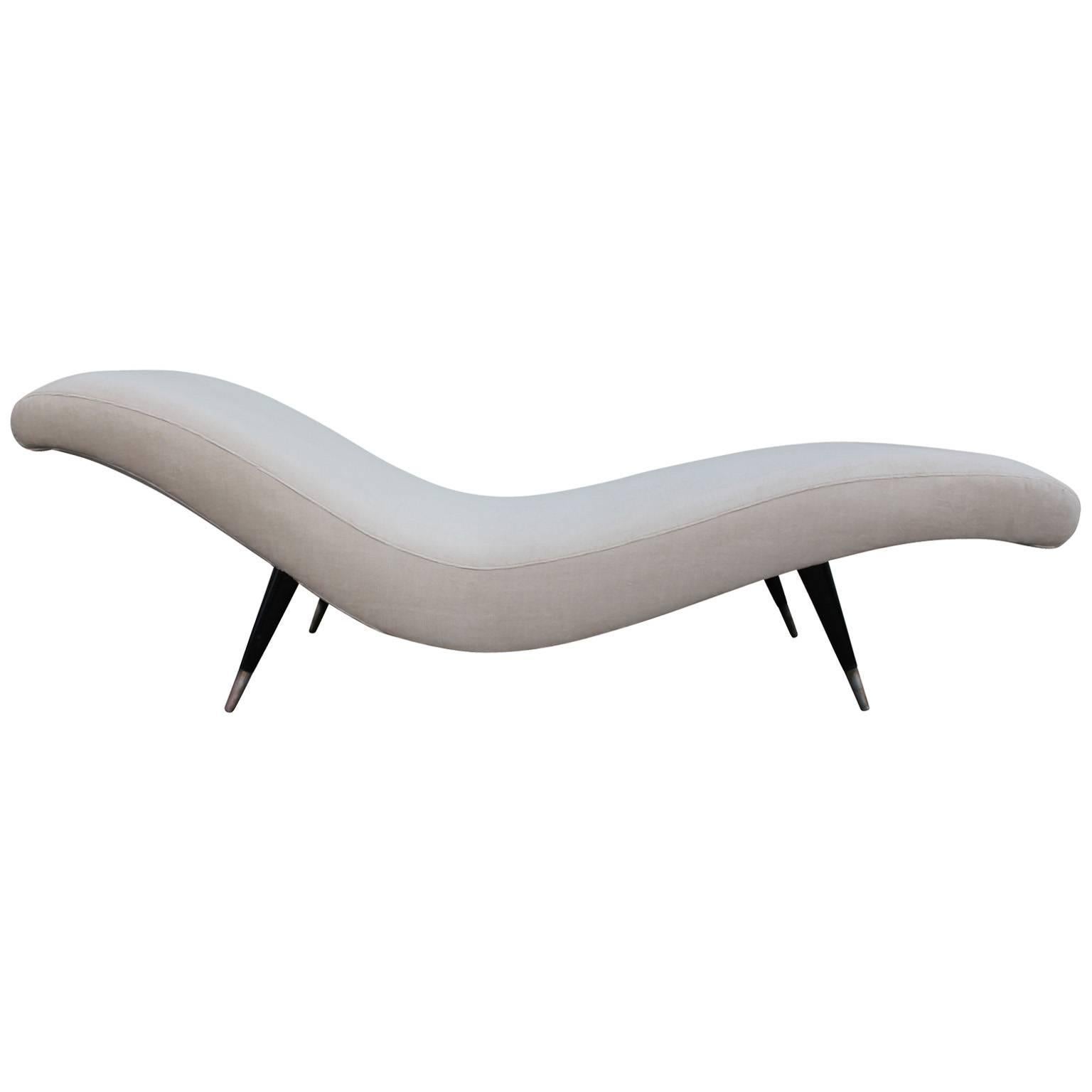 Ultra Luxe Wave Chaise Longue in Cream Velvet In Excellent Condition In Houston, TX