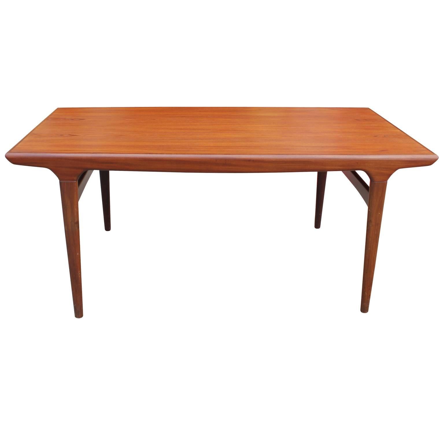 Elegant Danish Teak Dining Table with a Cantilevered Leaf In Excellent Condition In Houston, TX