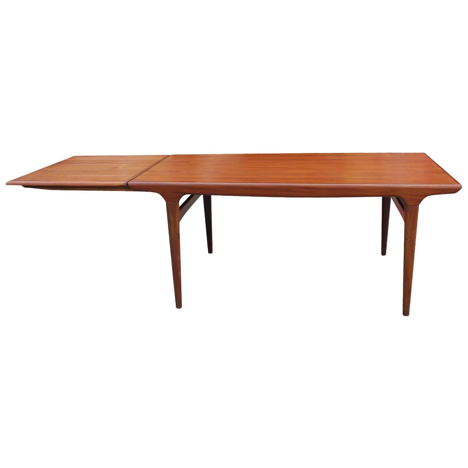 Scandinavian Modern Elegant Danish Teak Dining Table with a Cantilevered Leaf