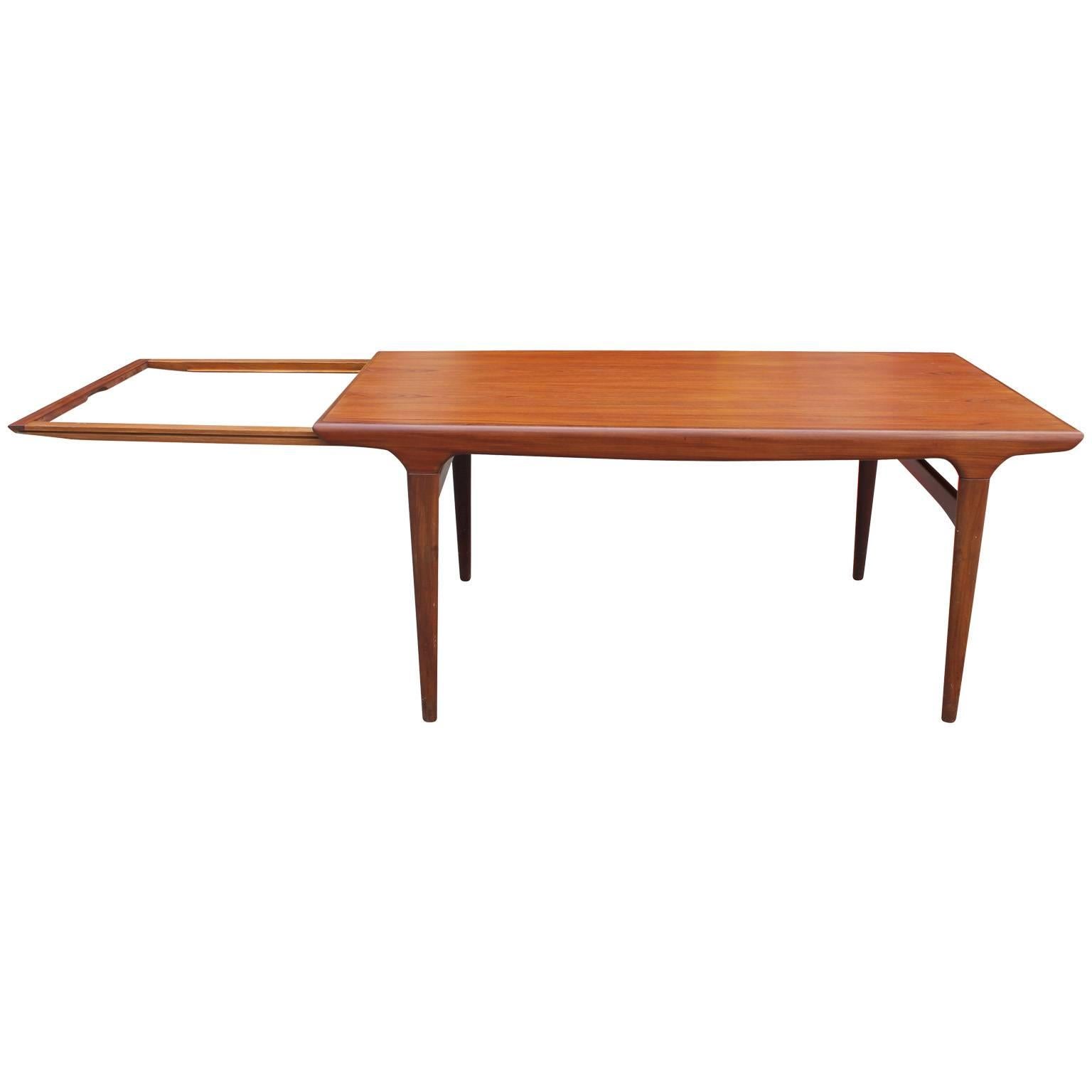 Mid-20th Century Elegant Danish Teak Dining Table with a Cantilevered Leaf