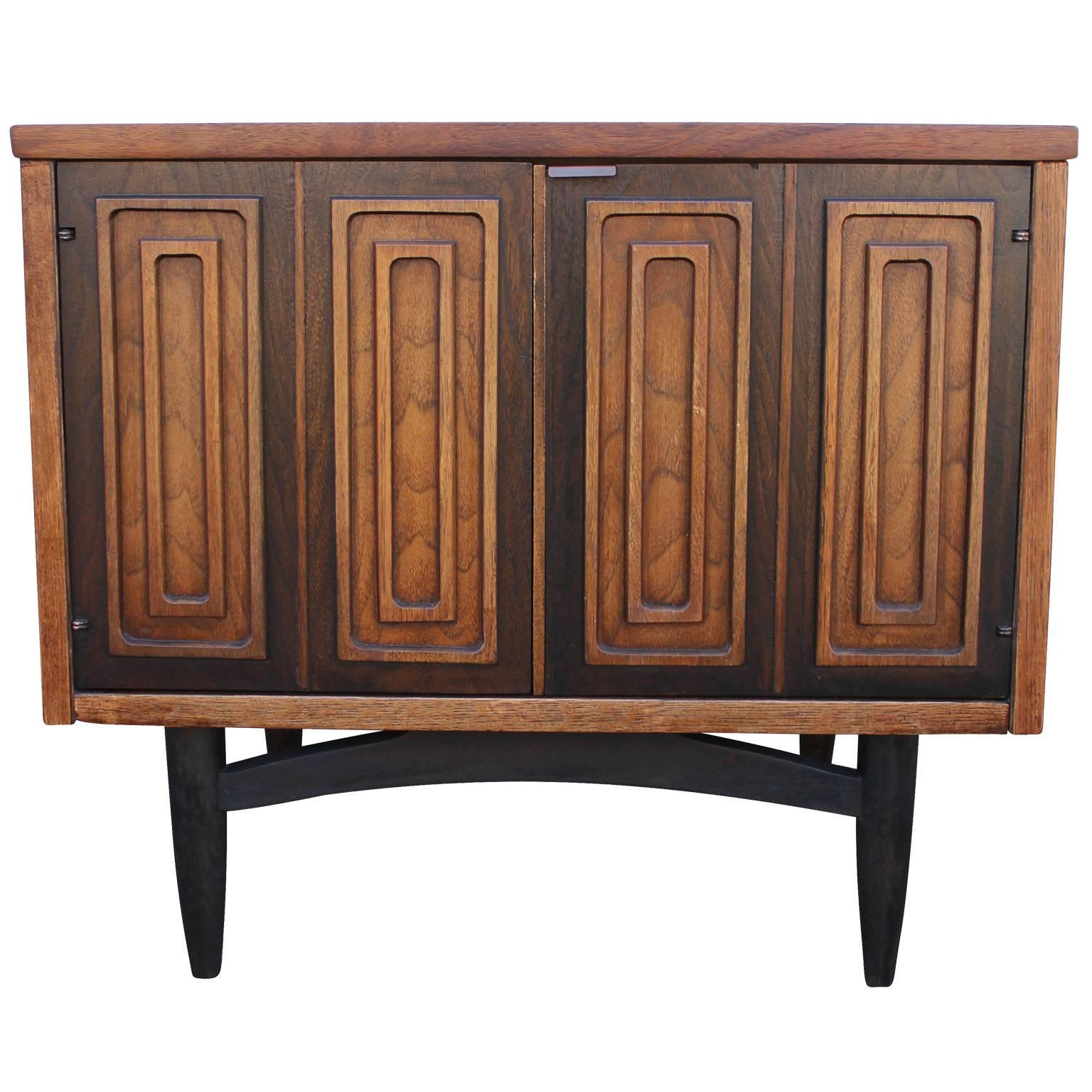 Great pair of walnut night stands or end tables. Two tone detailing on the doors add visual interest while ebonized bases add a lightness to the piece. Doors reveal open cabinet space. 