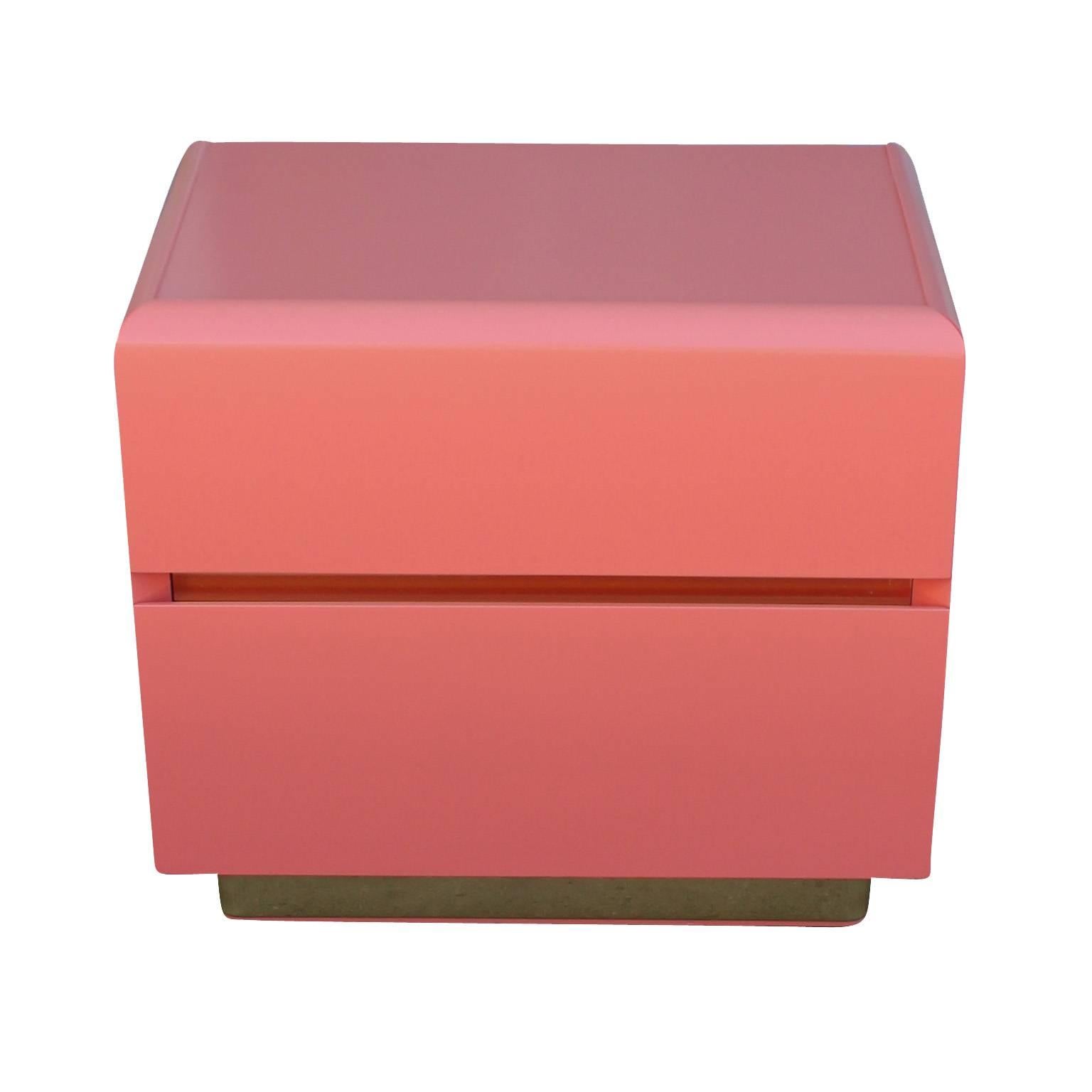 Glamorous Pair of Coral Lacquer and Brass Nightstands In Excellent Condition In Houston, TX