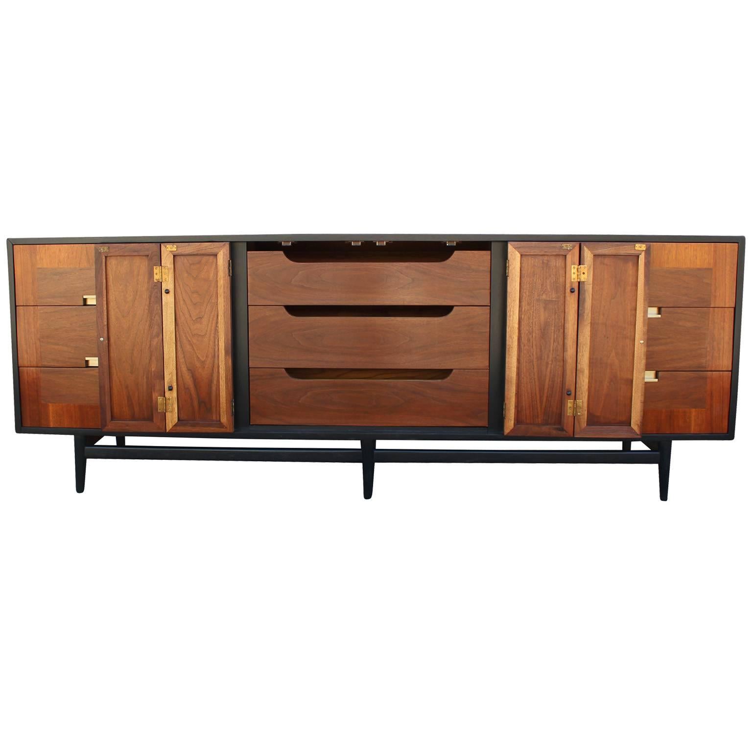 Two-Tone American of Martinsville Dresser with Brass and Raffia Accents In Excellent Condition In Houston, TX