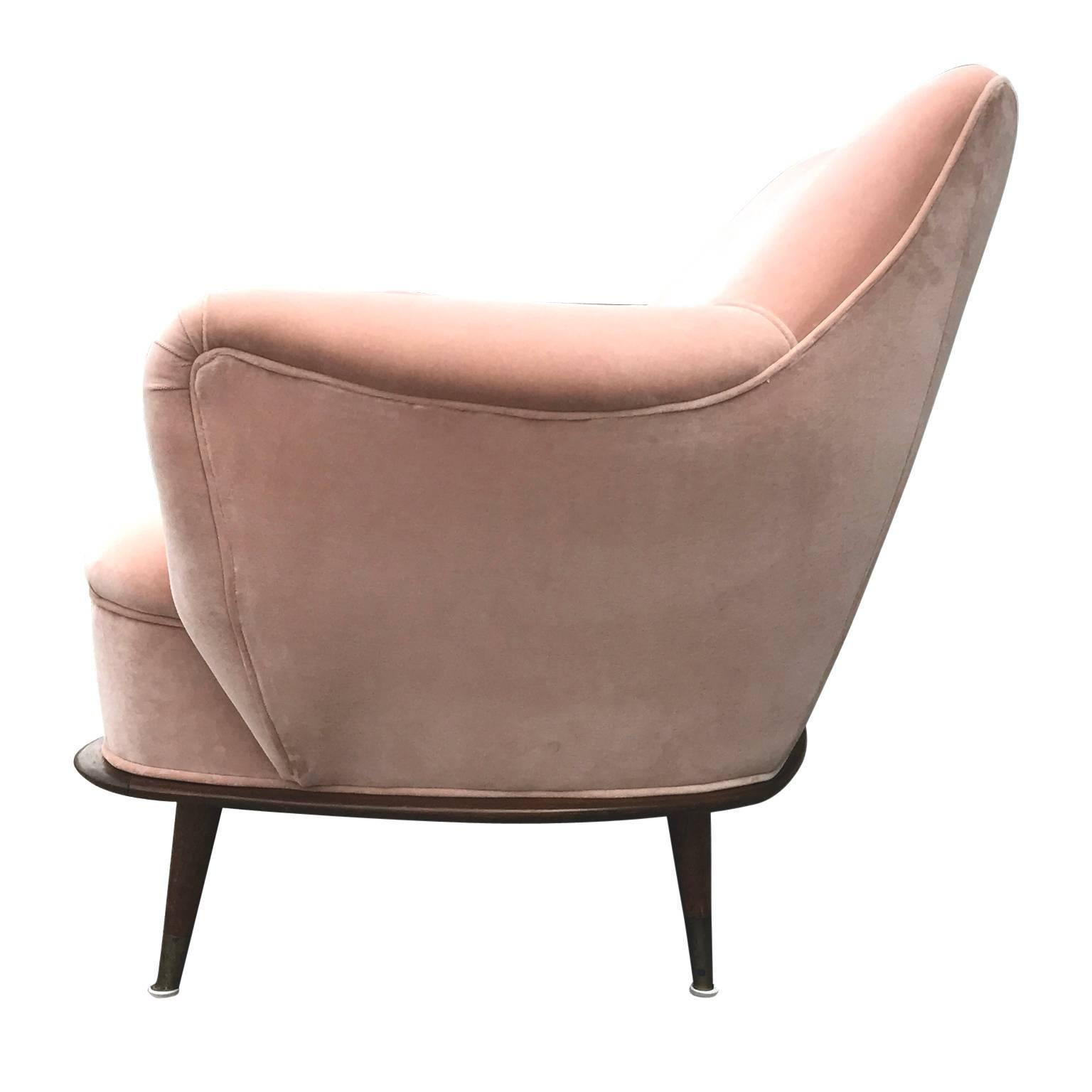 Lovely Modern Pair of Blush / Pink Velvet Italian Lounge Chairs In Excellent Condition In Houston, TX