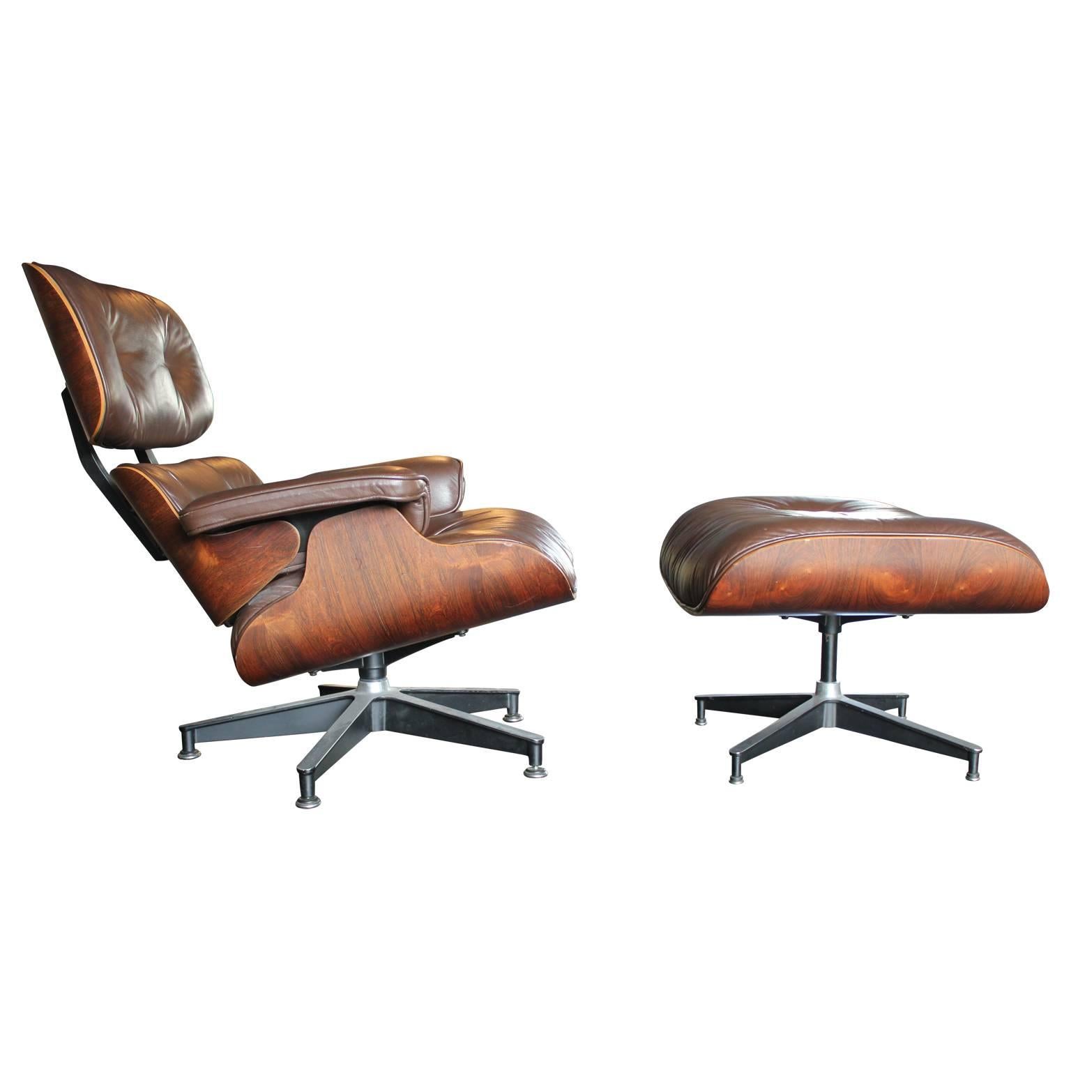 Beautiful rosewood Eames lounge chair and ottoman in dark brown leather. In wonderful condition. Original from 1975. 

Ottoman dimensions: 20 in. D x 25 in. W x 17.5 in. H