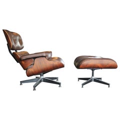 Moderner Eames Lounge Chair und Ottoman aus Palisander in dunkelbraunem Leder 670