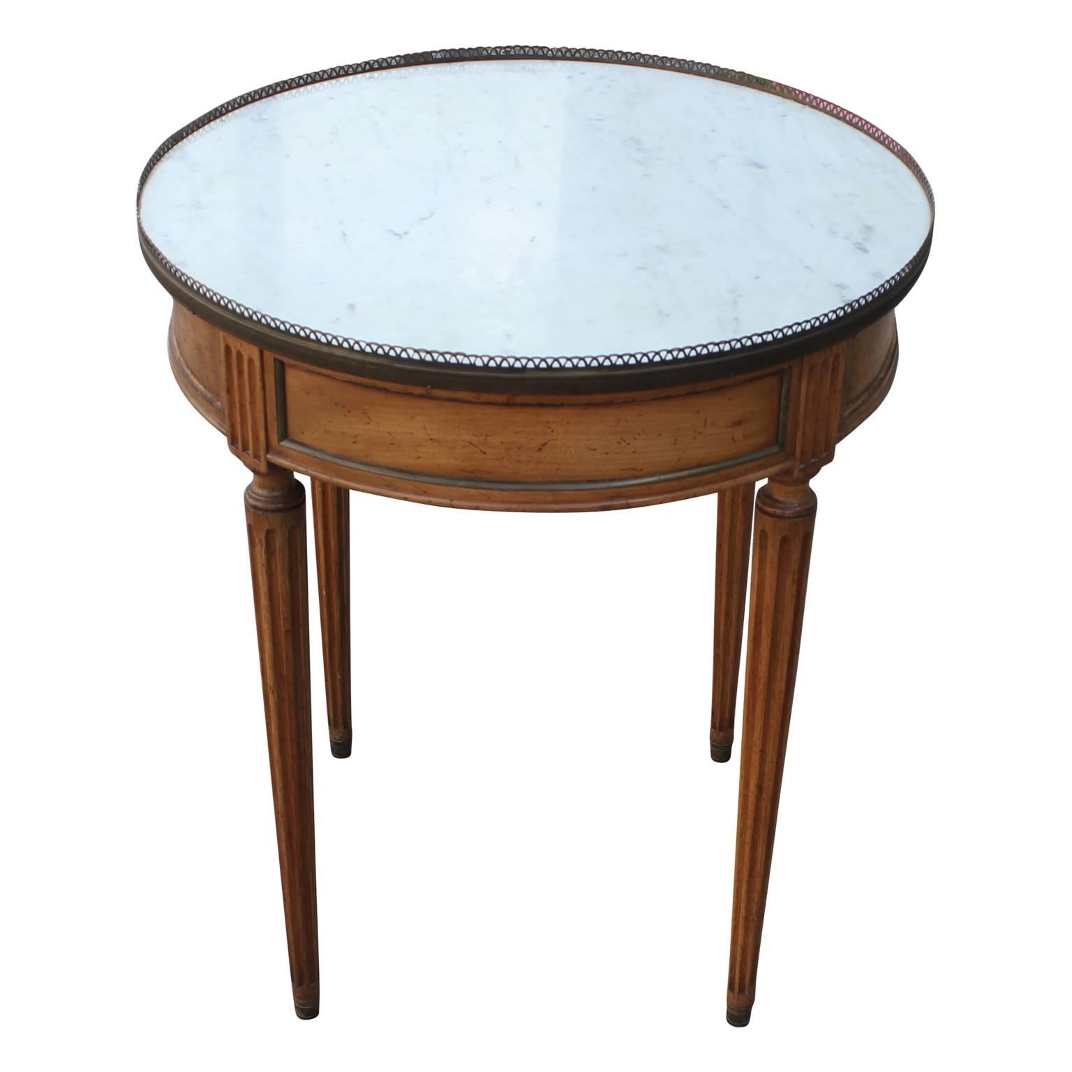 20th century Regency Louis XVI style French marble occasional table. This marble decoration typical to Verde Antico or Marmo di Carrara. The table includes a bronze detail encircling the white and grey marble, both of which highlight the finished