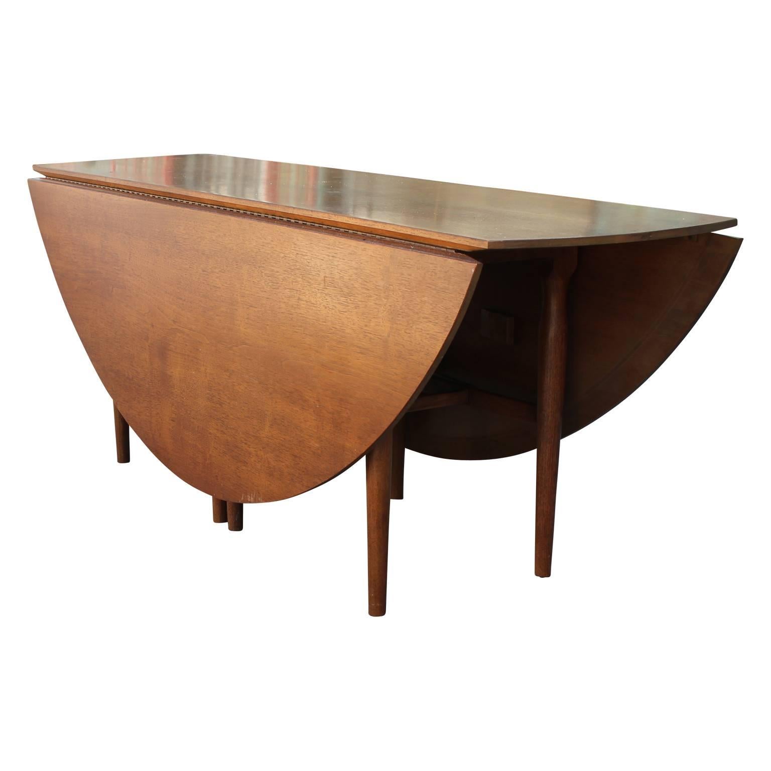 Modern drop-leaf gate leg serving table by Henredon. Perfect to go behind a couch and can be expanded to use as a serving table or game table. In good condition. Dimensions are taken when fully expanded.