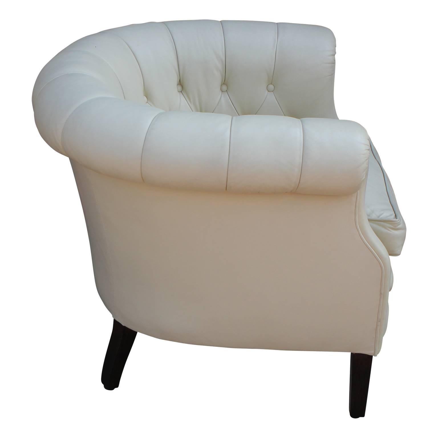 Pair of Hollywood Regency White Leather Tufted Chesterfield Style Lounge Chairs In Excellent Condition In Houston, TX