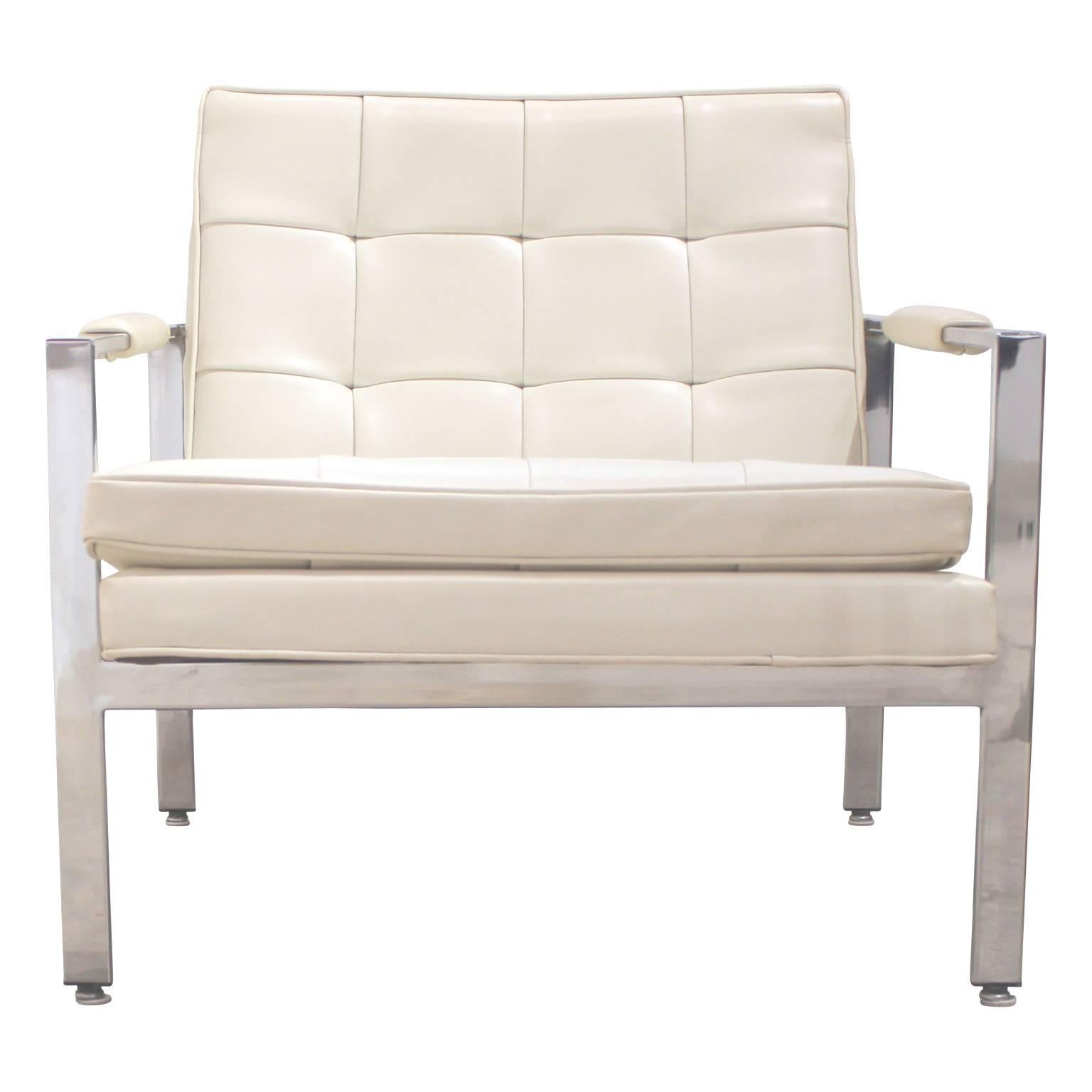 Mid-20th Century Pair of Modern Milo Baughman White Naugahyde and Chrome Lounge Chairs