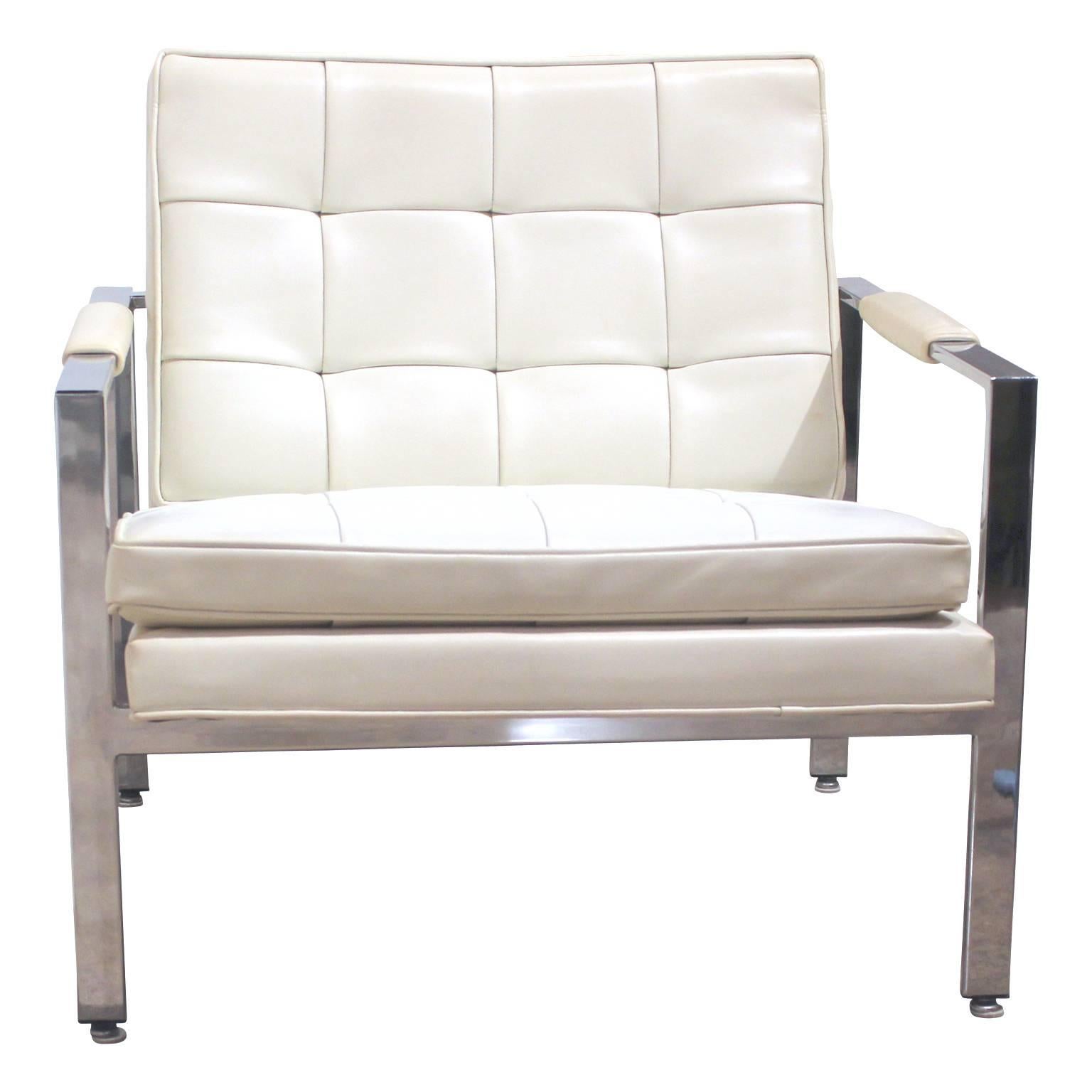 Pair of Modern Milo Baughman White Naugahyde and Chrome Lounge Chairs In Excellent Condition In Houston, TX