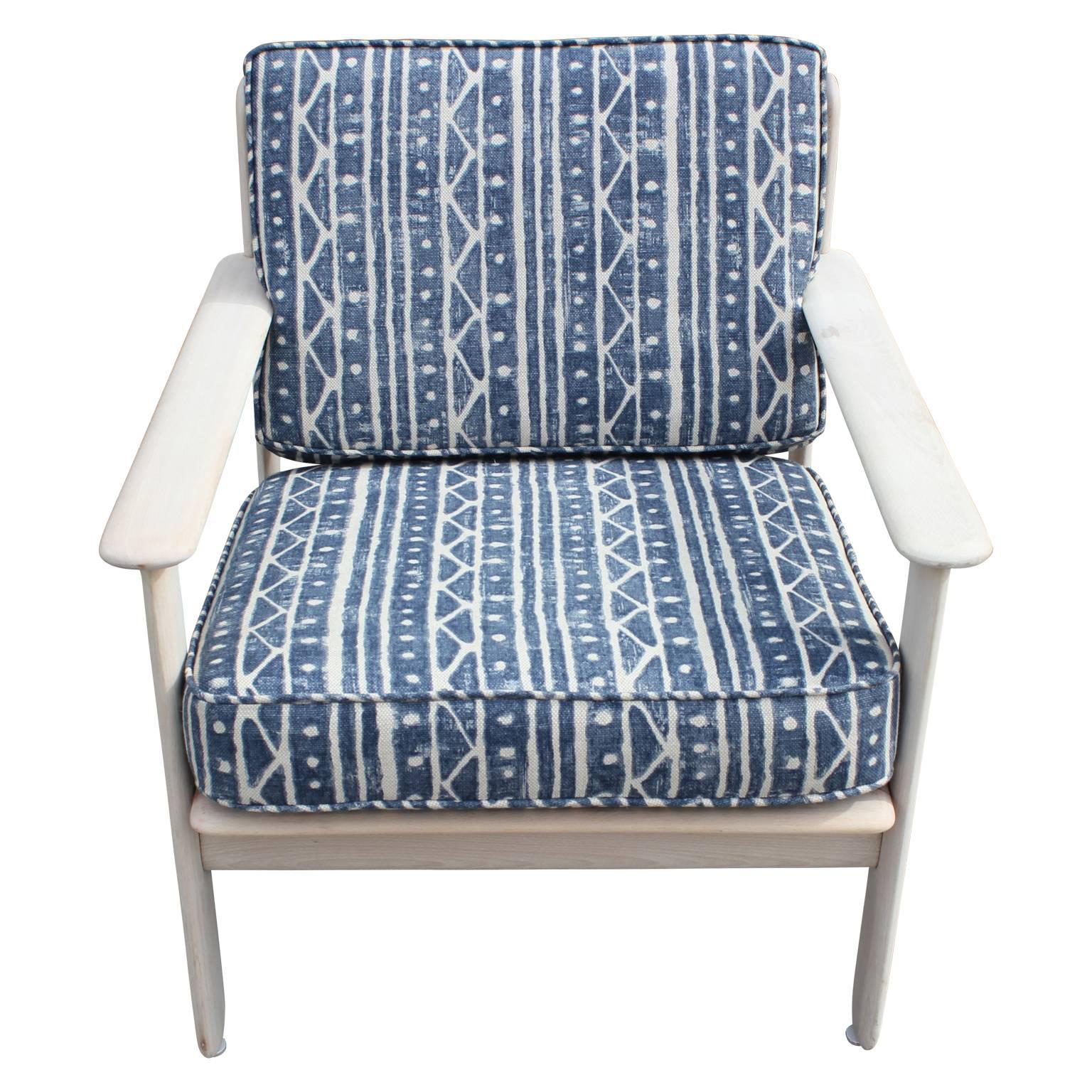 Mid-20th Century Pair of Modern Bleached Wood Italian Lounge Chairs in Indigo Blue & White Linen