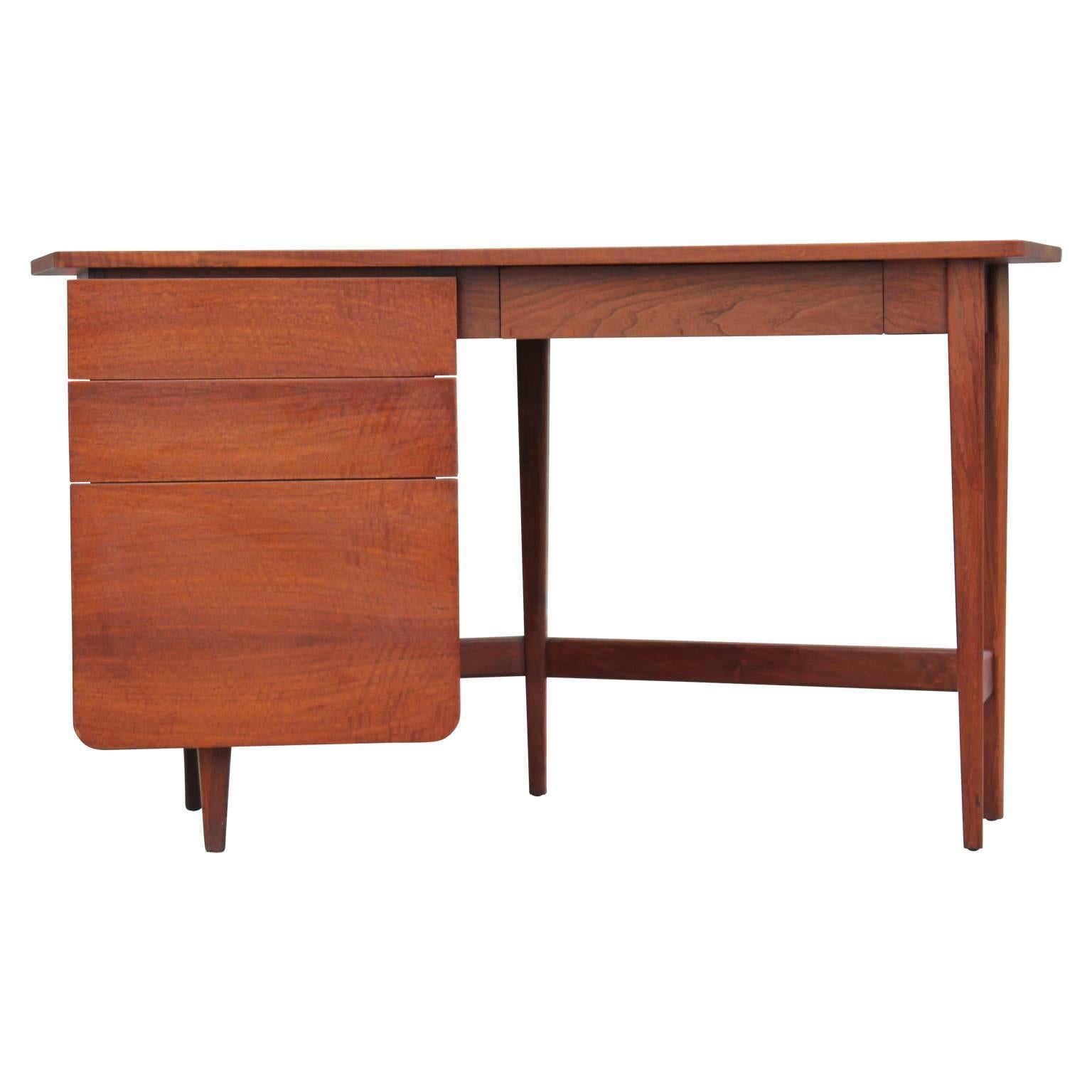 Gorgeous and rare Italian walnut desk designed by Bertha Schaefer in collaboration with Gio Ponti for Singer and Sons in the 1950s. Extremely sleek and clean lined, making for a stunning addition to any room.