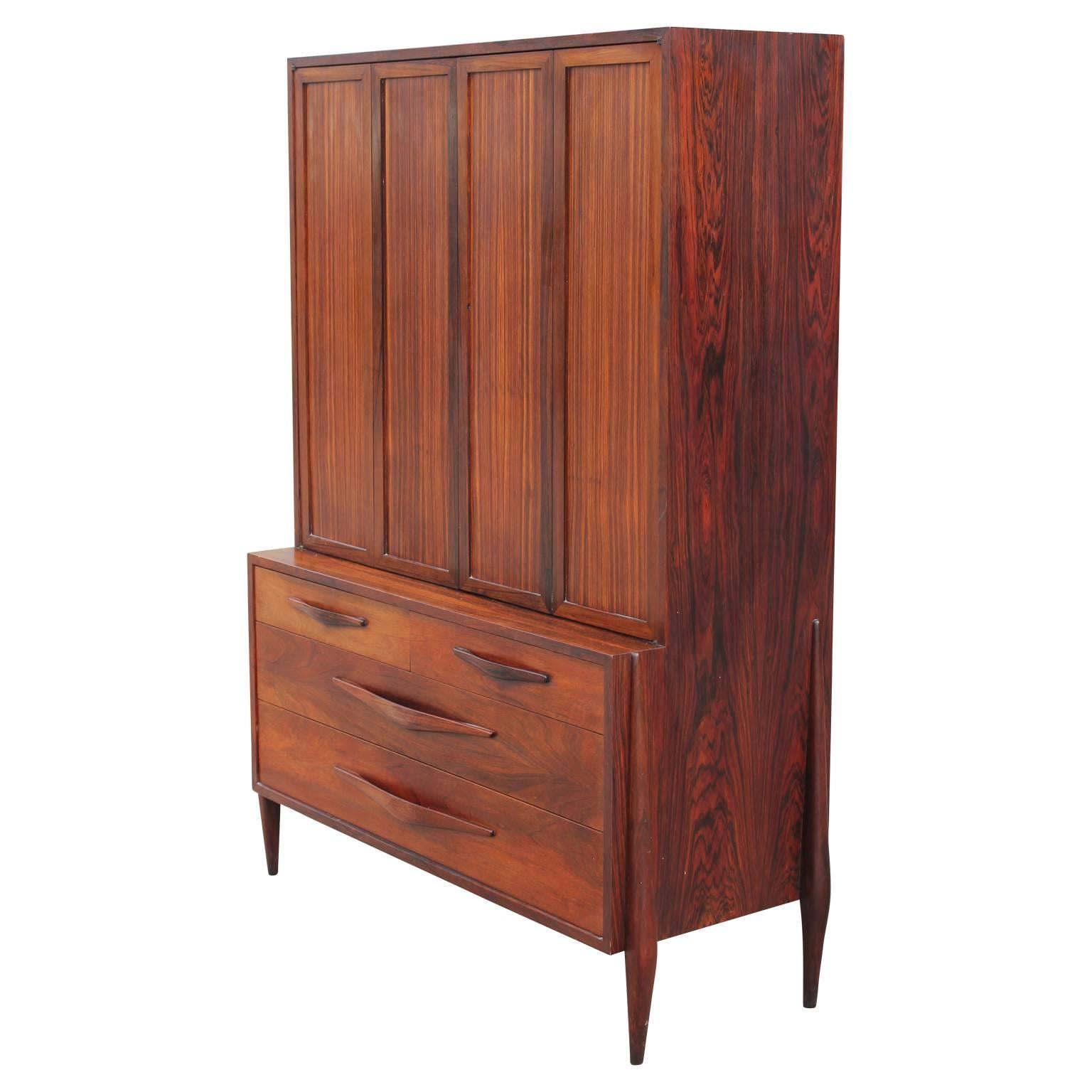 Gorgeous Danish or Italian hutch or buffet made from rosewood with a stunning grain. Perfect for an eye-catching entertaining piece or storage piece.