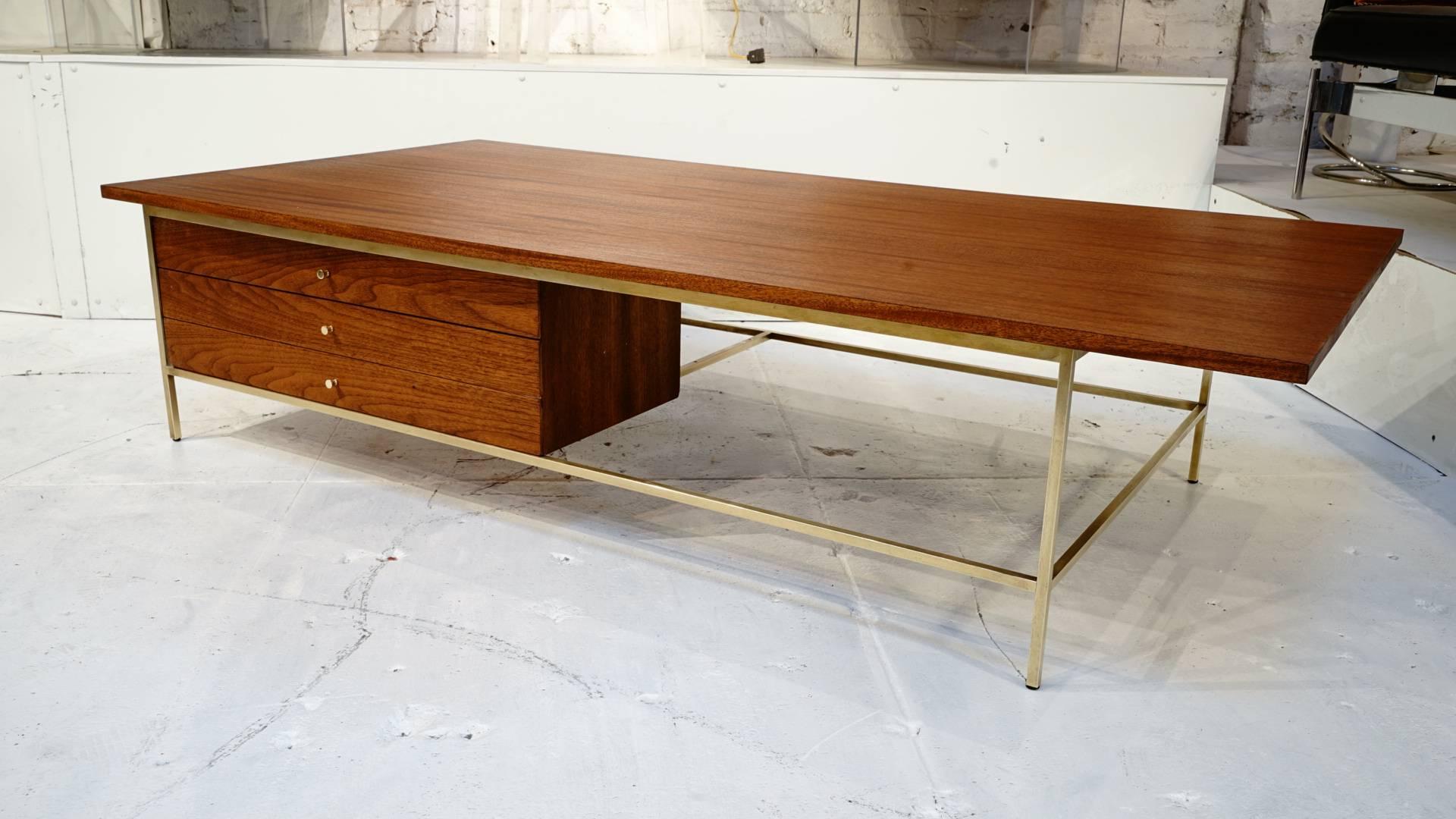 Gorgeous 1950s Paul McCobb for Calvin cocktail table.
Mahogany and brass with architectural lines.

Very large. Measures: 33