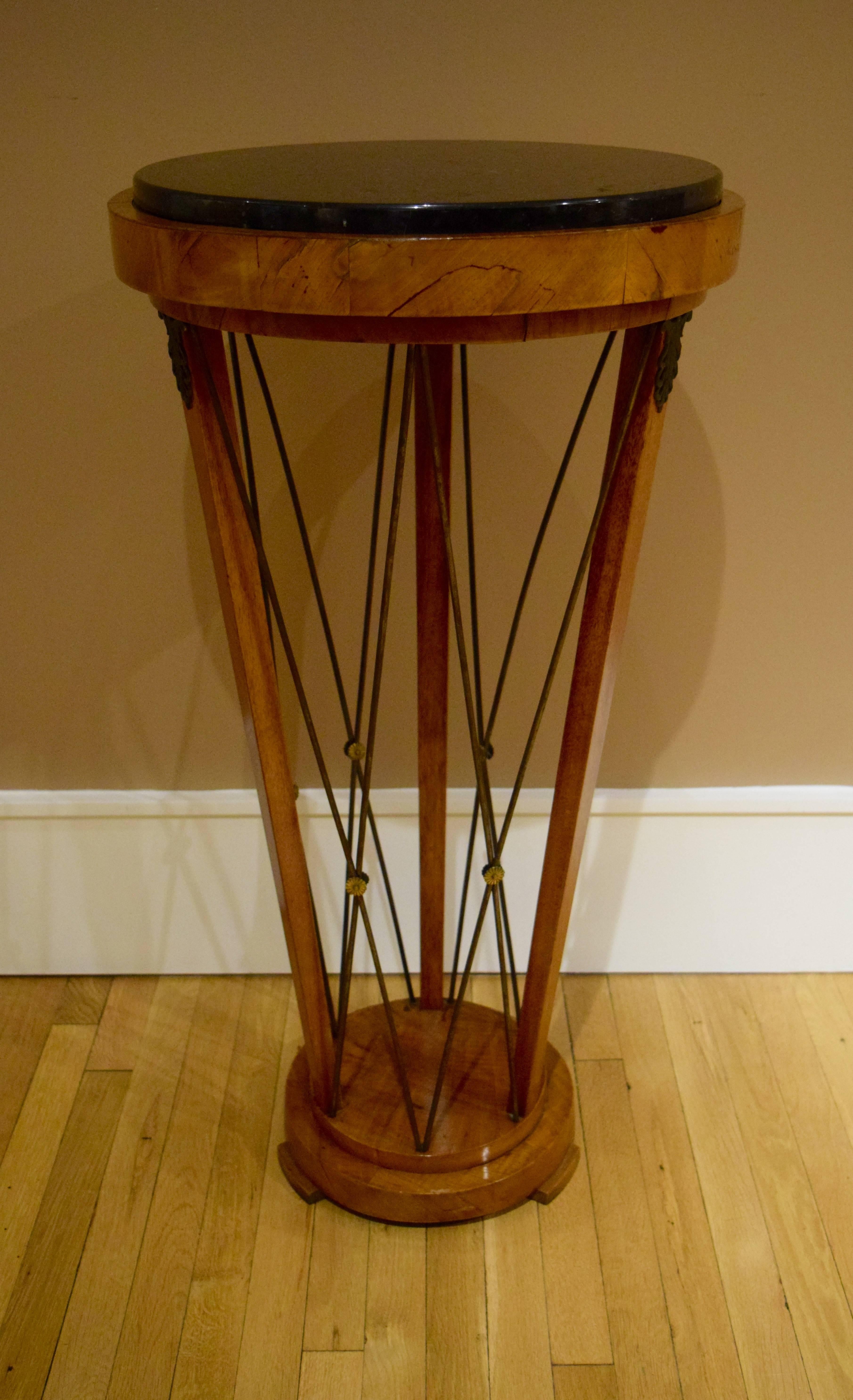 Veneer Pair of American 1940s Neo-Classical Pedestals For Sale