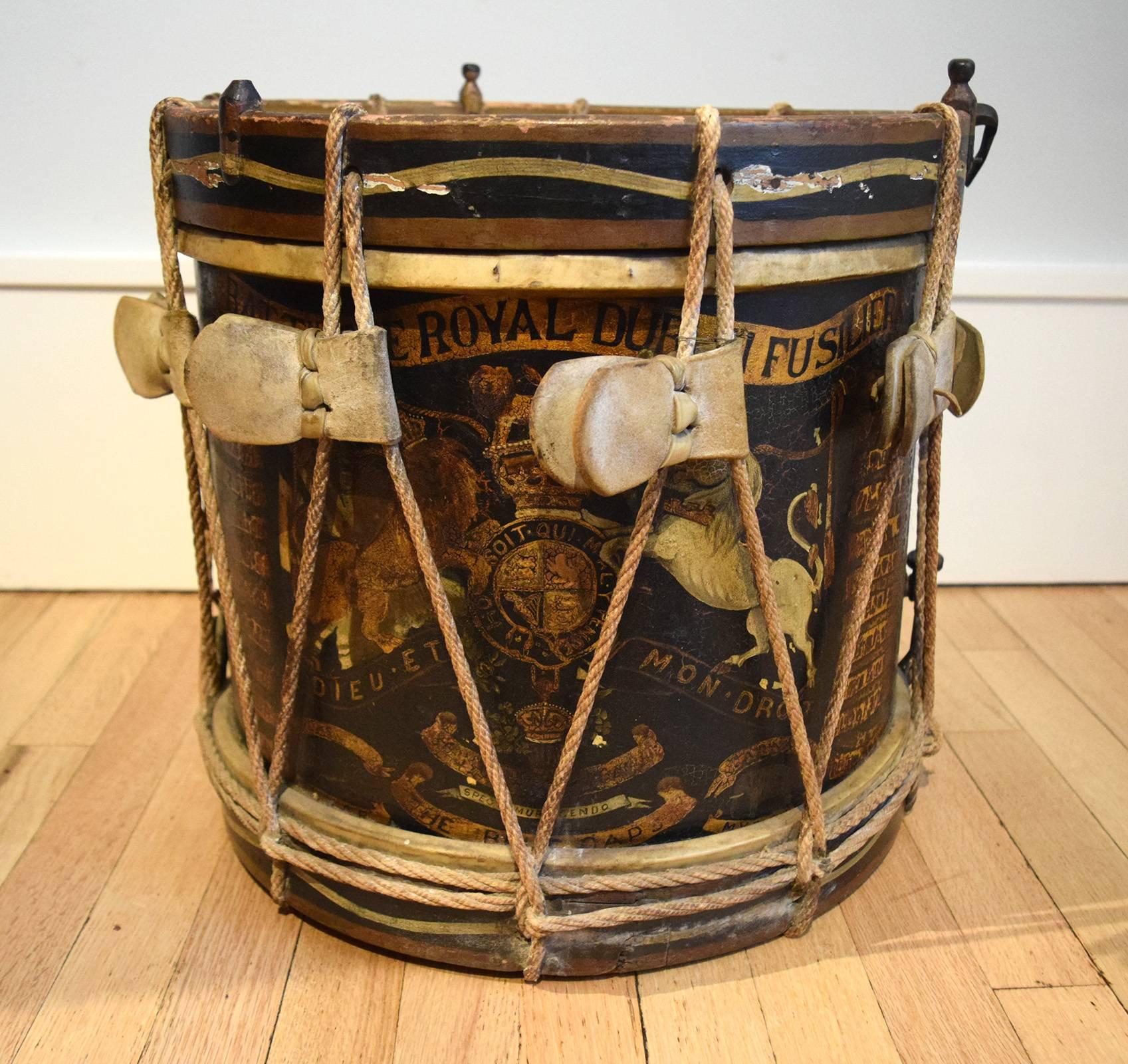 Ce charmant tambour régimentaire anglais du XIXe siècle a été équipé d'un plateau en verre pour servir de table. Il porte les armes peintes des Royal Dublin Fusiliers qui ont été formés en 1881, ont tenu garnison en Irlande, ont servi avec