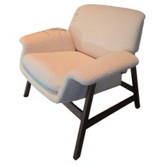 Fauteuil « Agnese » de Gianfranco Frattini, avec piètement en bois teinté, de la marque Tacchini