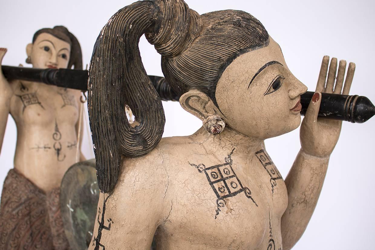 Unusual Burmese Gong Early 20th Century Carved Teak Shan Figurative Statues In Good Condition For Sale In Oxfordshire, GB