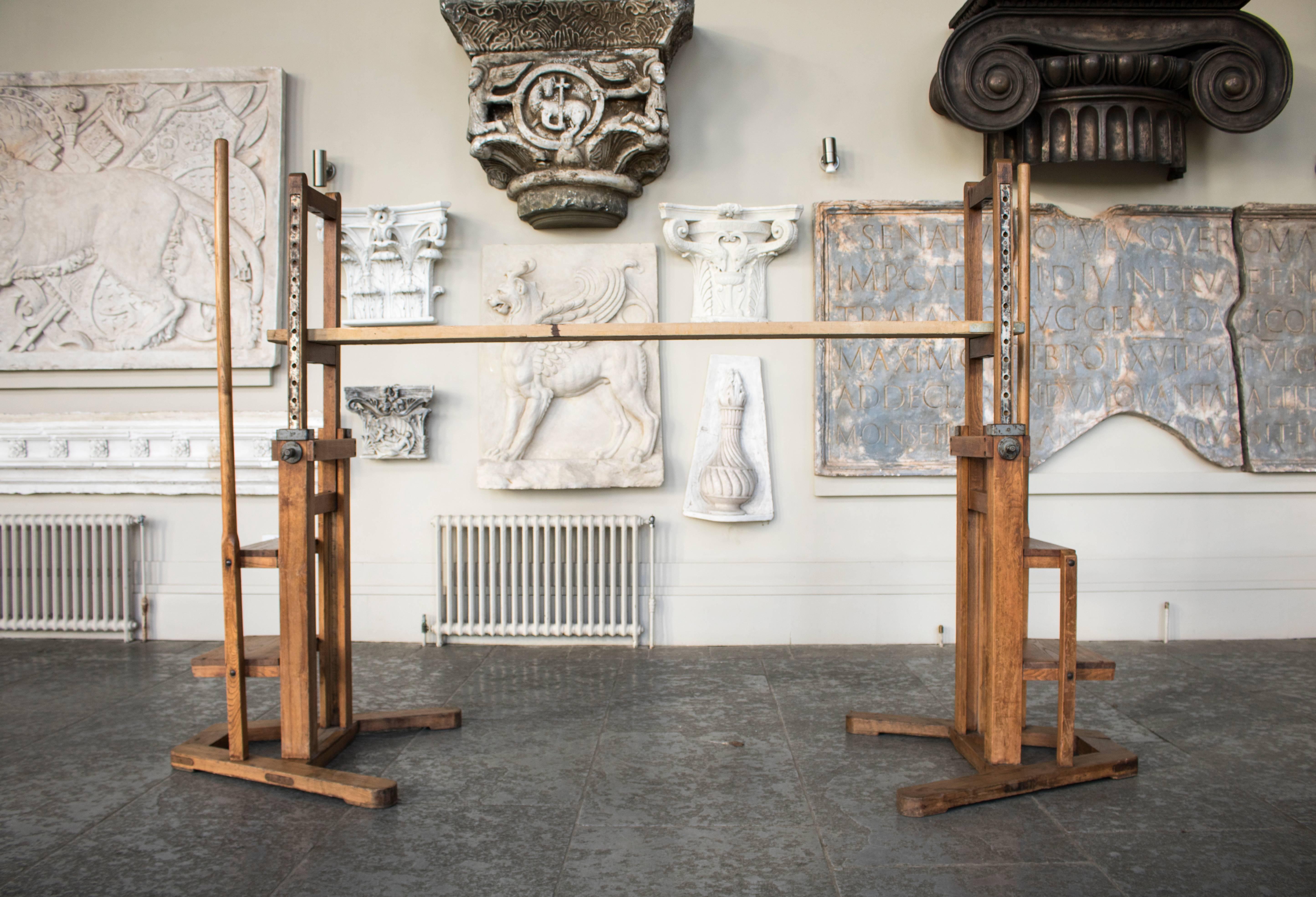 Late 19th-Early 20th Century Pair of Oak Sculptors Display Easels In Good Condition For Sale In Oxfordshire, GB