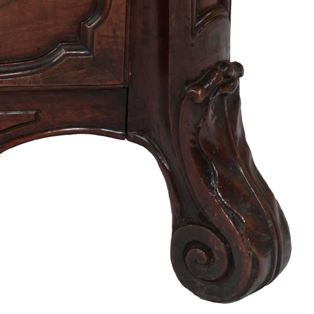 18th century country French marble-top commode in solid walnut. Commode features paneled drawer fronts with original antique brass pulls, canted corners and scroll carved feet, circa 1780.