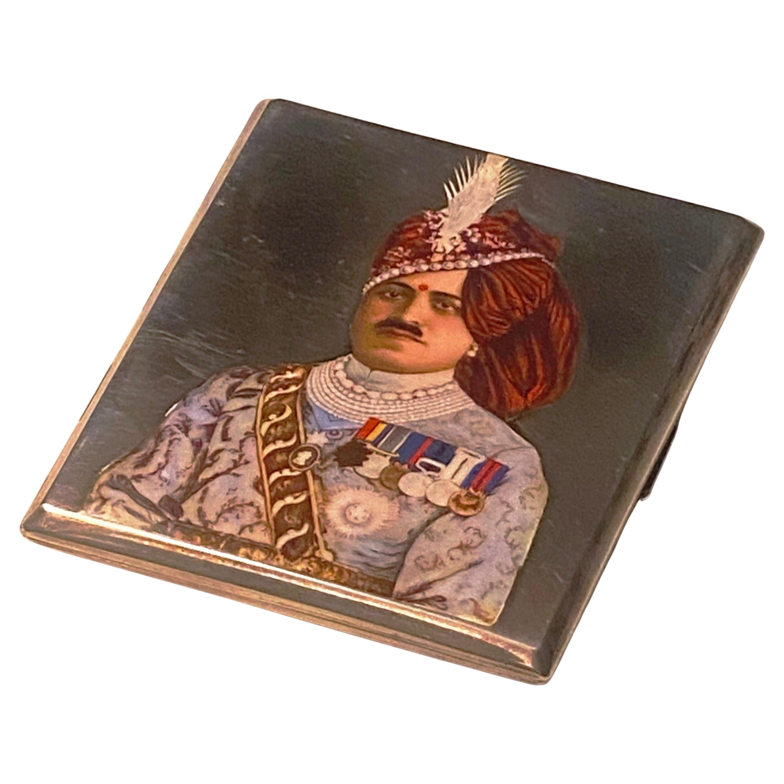 Etui à cigarettes en argent avec portrait du Maharaja Sajjan Singh Bahadur, 1910 en vente