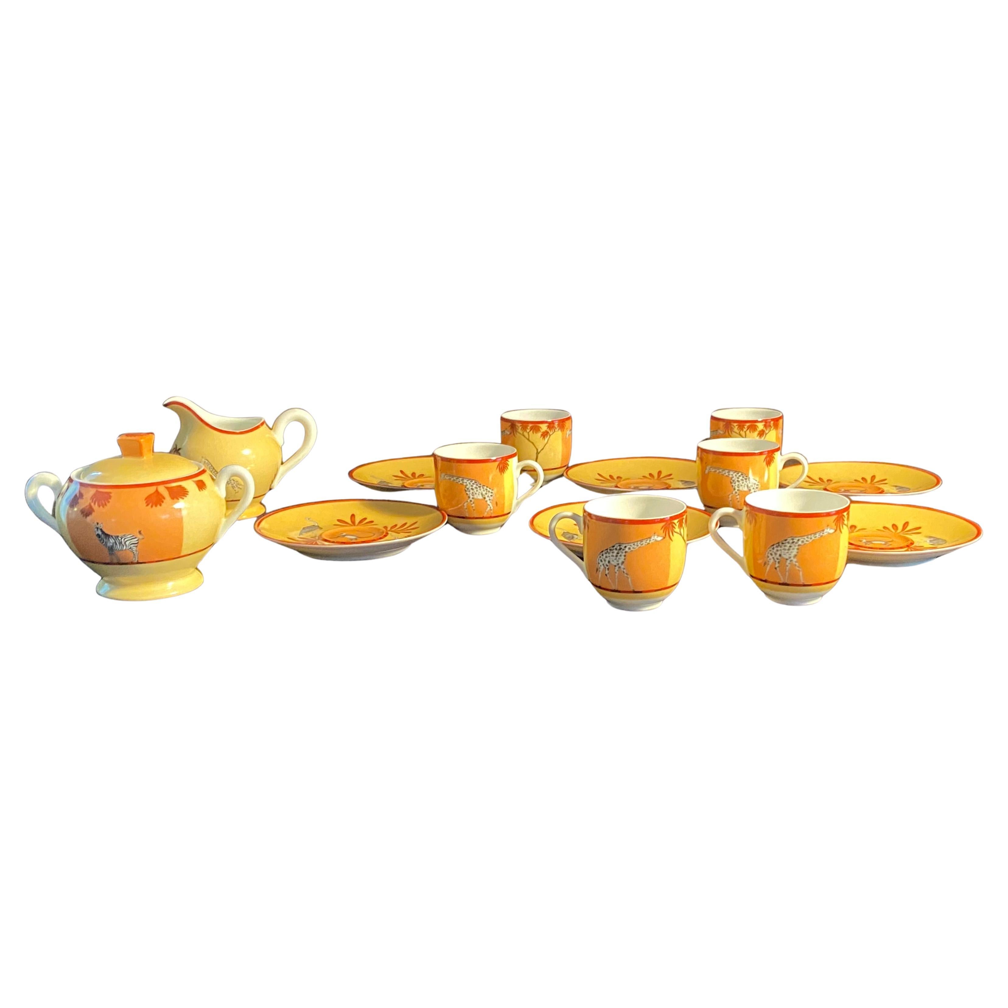  Die Collection'S wurde 1997 gegründet.
Ein 14-teiliges Set aus Frühstücksteetassen und Untertassen aus französischem Designer-Porzellan von Hermes Paris mit dem Muster Africa Yellow and Orange, hergestellt um die 1990er Jahre. Glasierte Gefäße mit