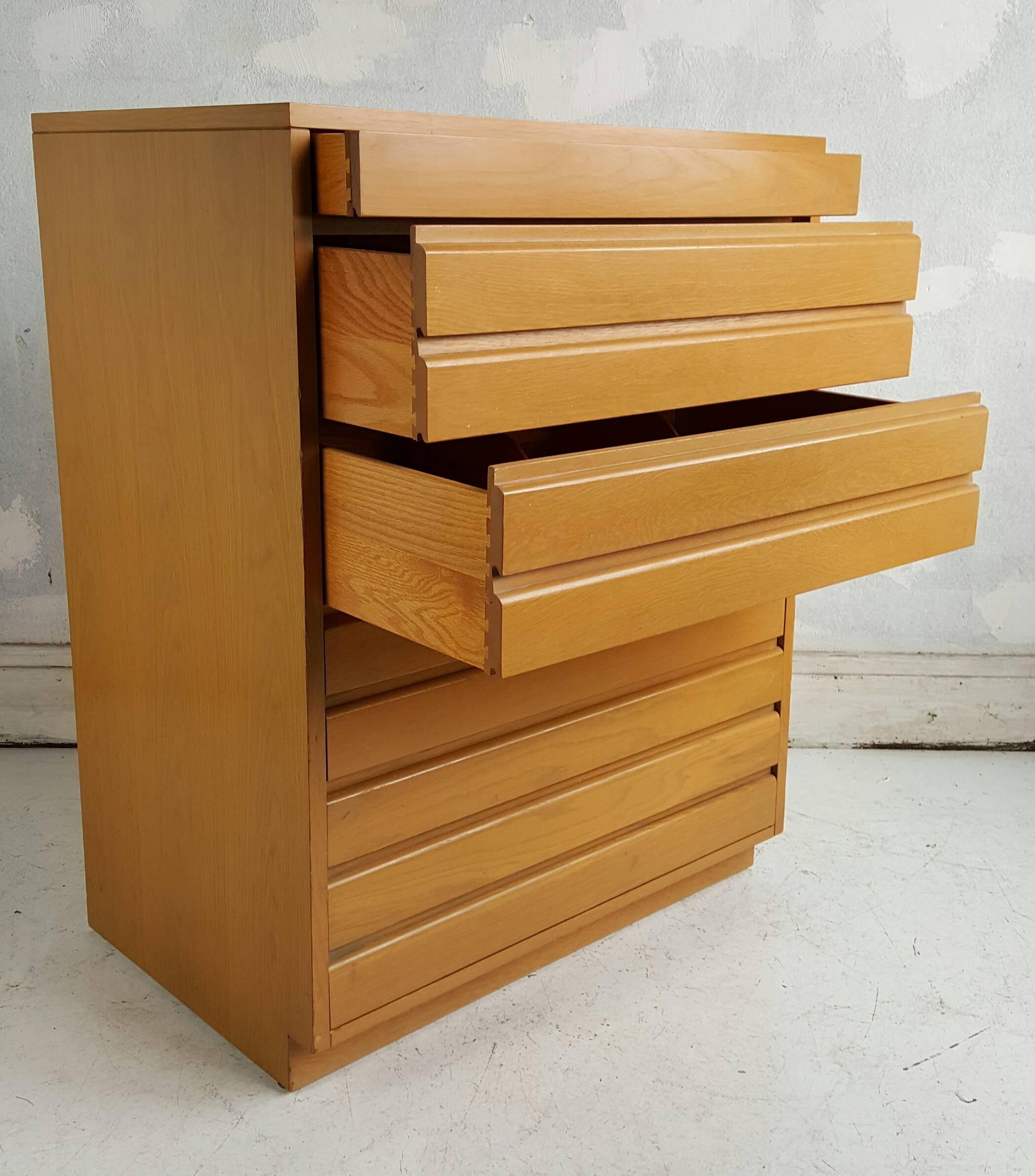 sligh chest of drawers