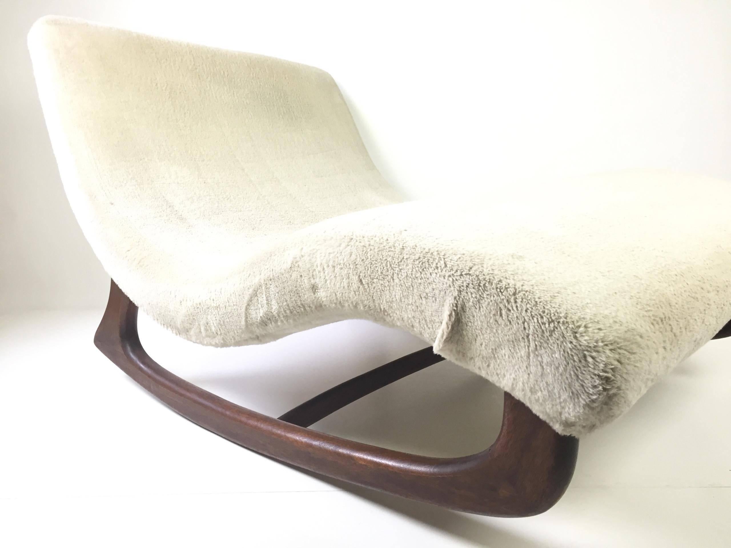 Partners rocking chaise longue by Adrian Pearsall for Craft Associates. Sculptural walnut base, original off white wool fabric.