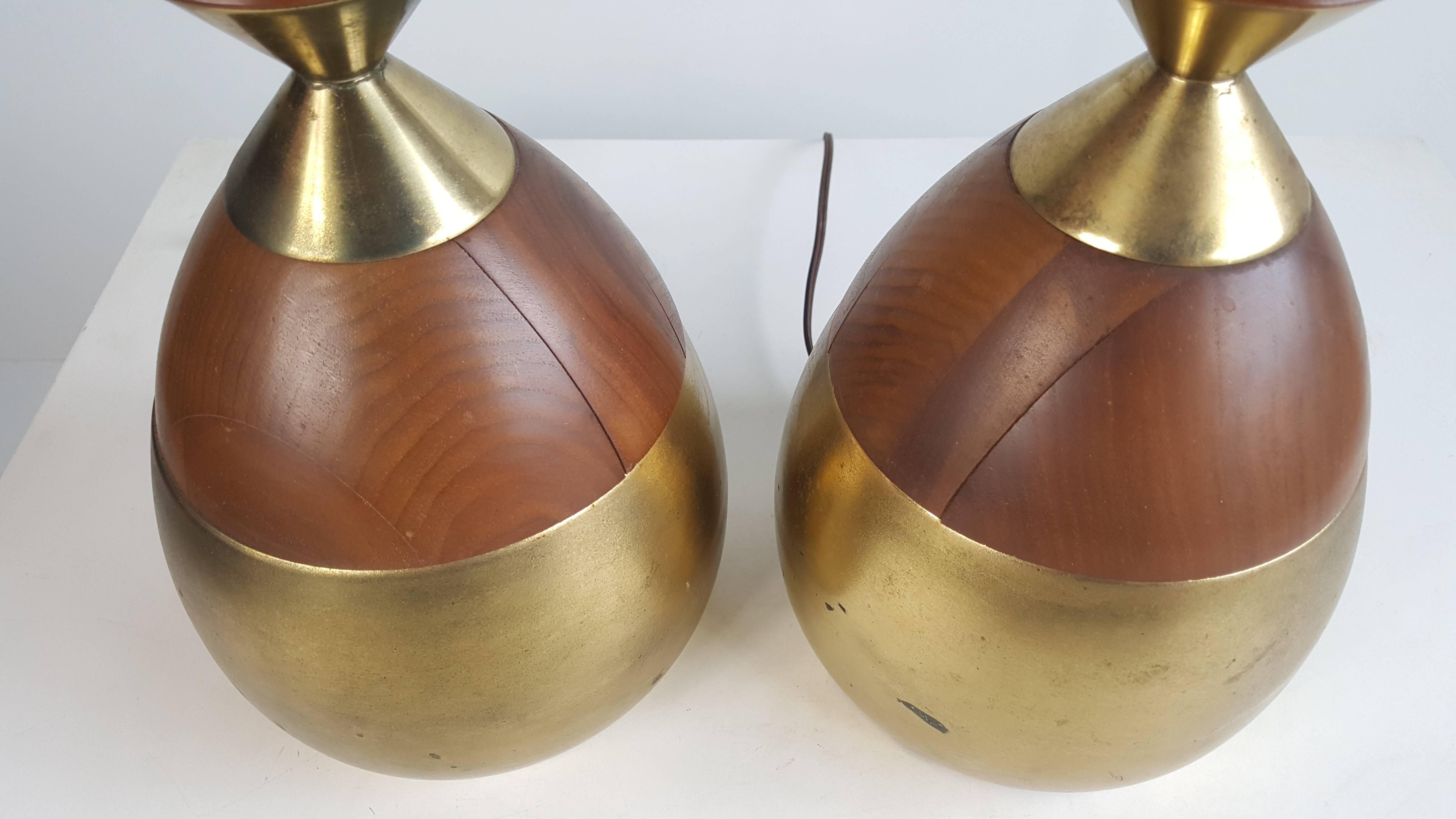 Mid-Century Modern Pair of Classic Modernist Walnut and Brass Lamps by Tony Paul For Sale