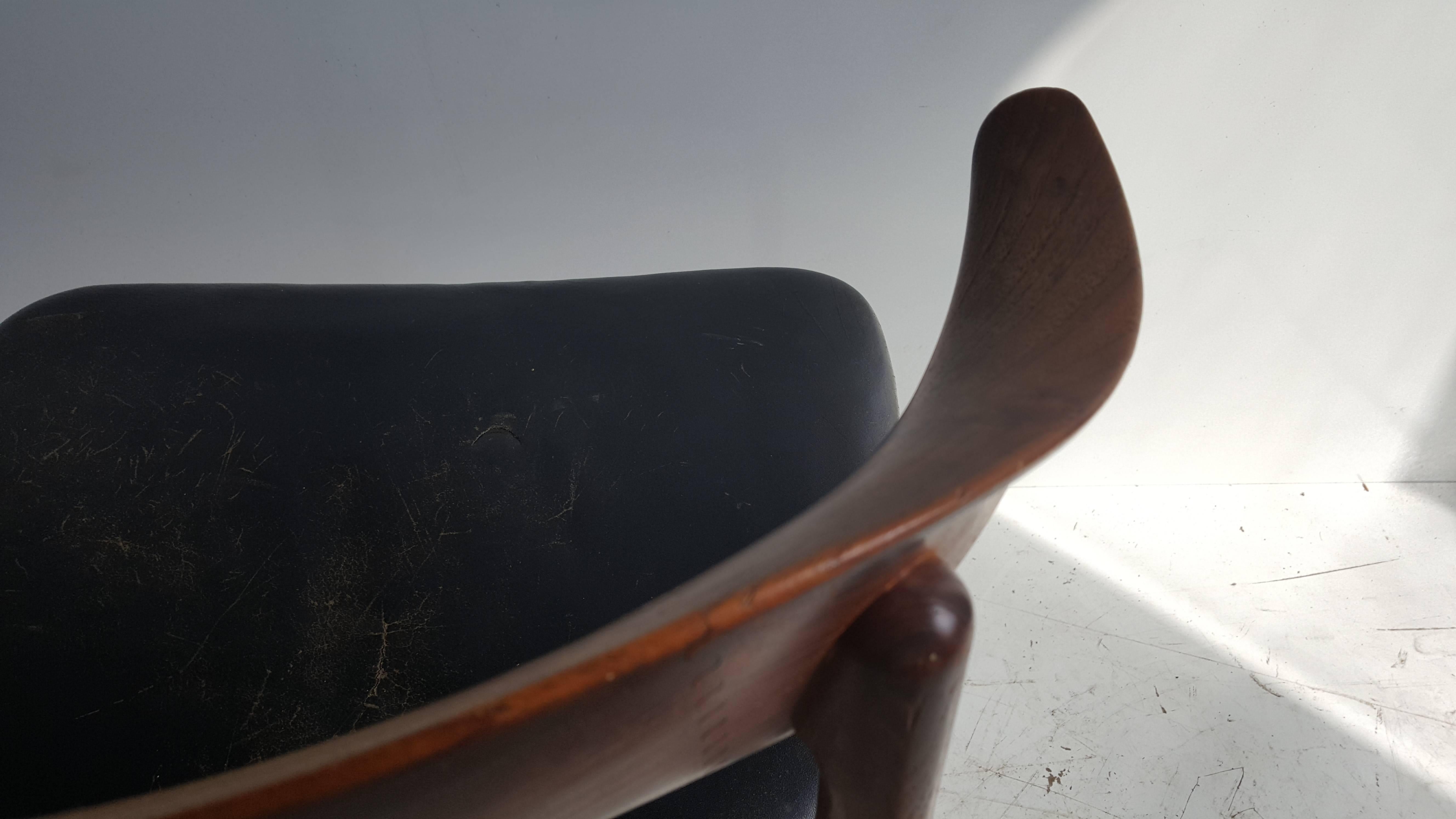 Dänischer moderner Sessel aus Nussbaumholz und Leder von Povl Dinesen im Angebot 1