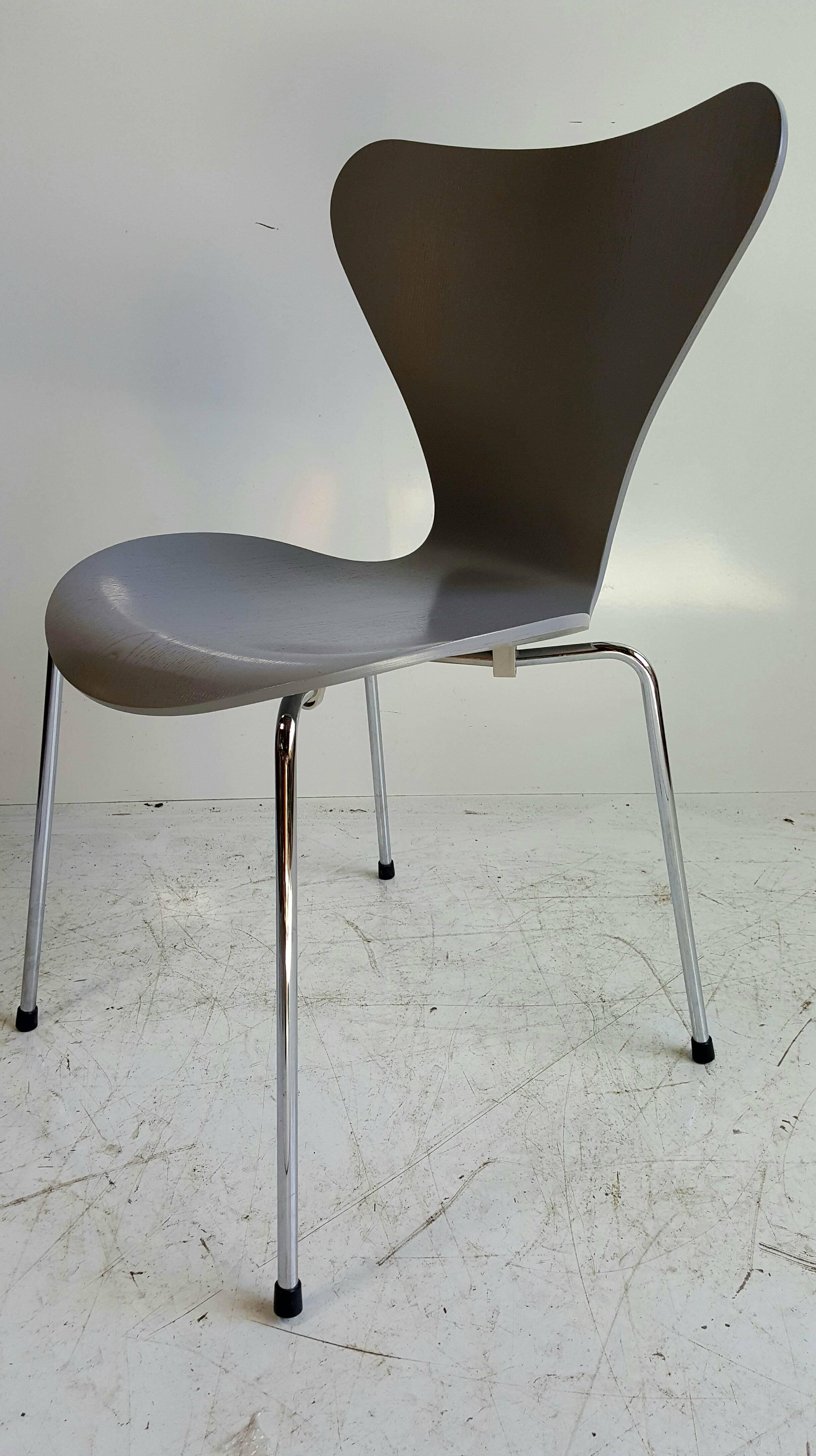 Mid-Century Modern Scandinavian chairs model 7 by Arne Jacobsen. Produced by Fritz Hansen / Knoll chromed steel legs. Classic 1955 design, original light grey painted finish.