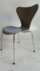 Sedia laterale classica modernista, Serie 7 di Arne Jacobsen, Fritz Hansen