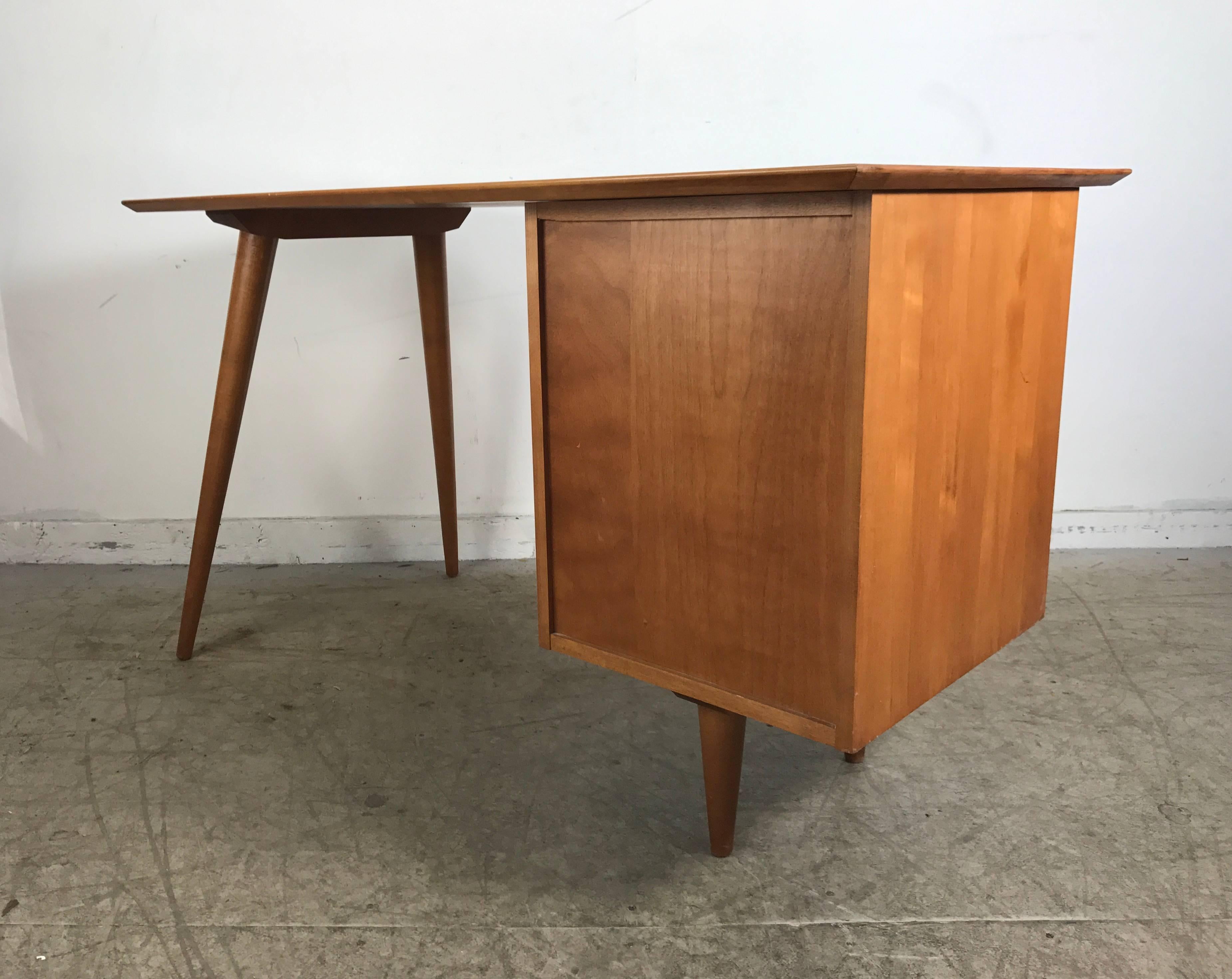 Classic Modernist Desk by Paul McCobb In Good Condition In Buffalo, NY
