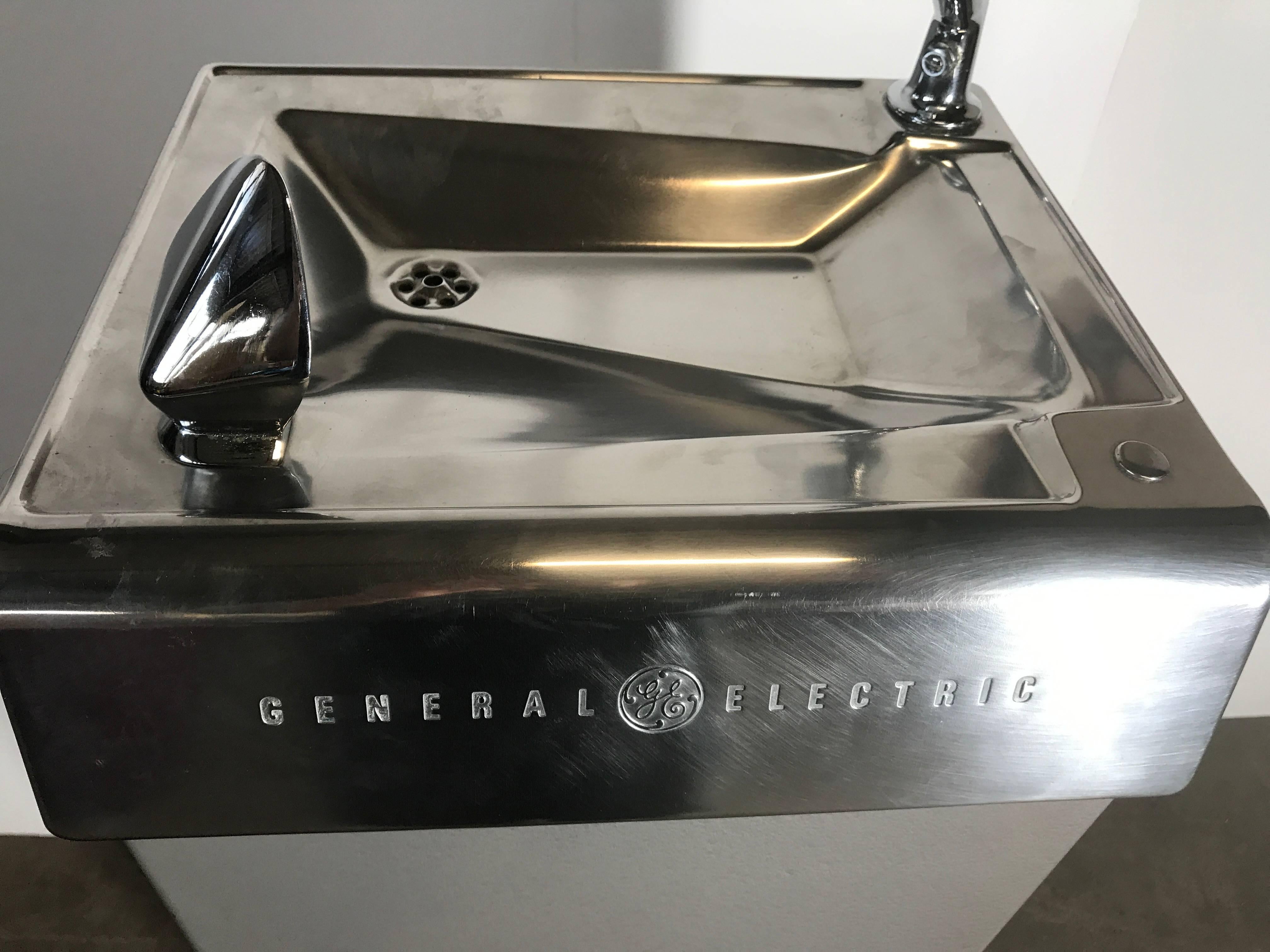 Mid-Century Modernist General Electric Drinking Fountain 2