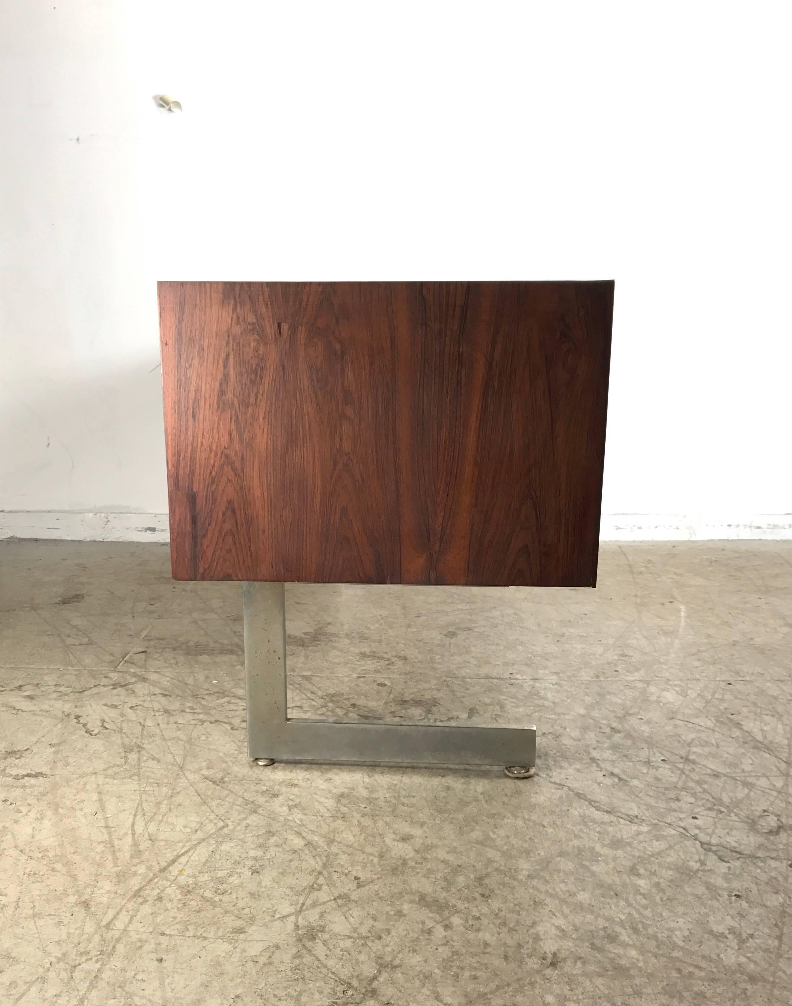 Mid-Century Modern Cantilevered Rosewood Credenza In Good Condition In Buffalo, NY