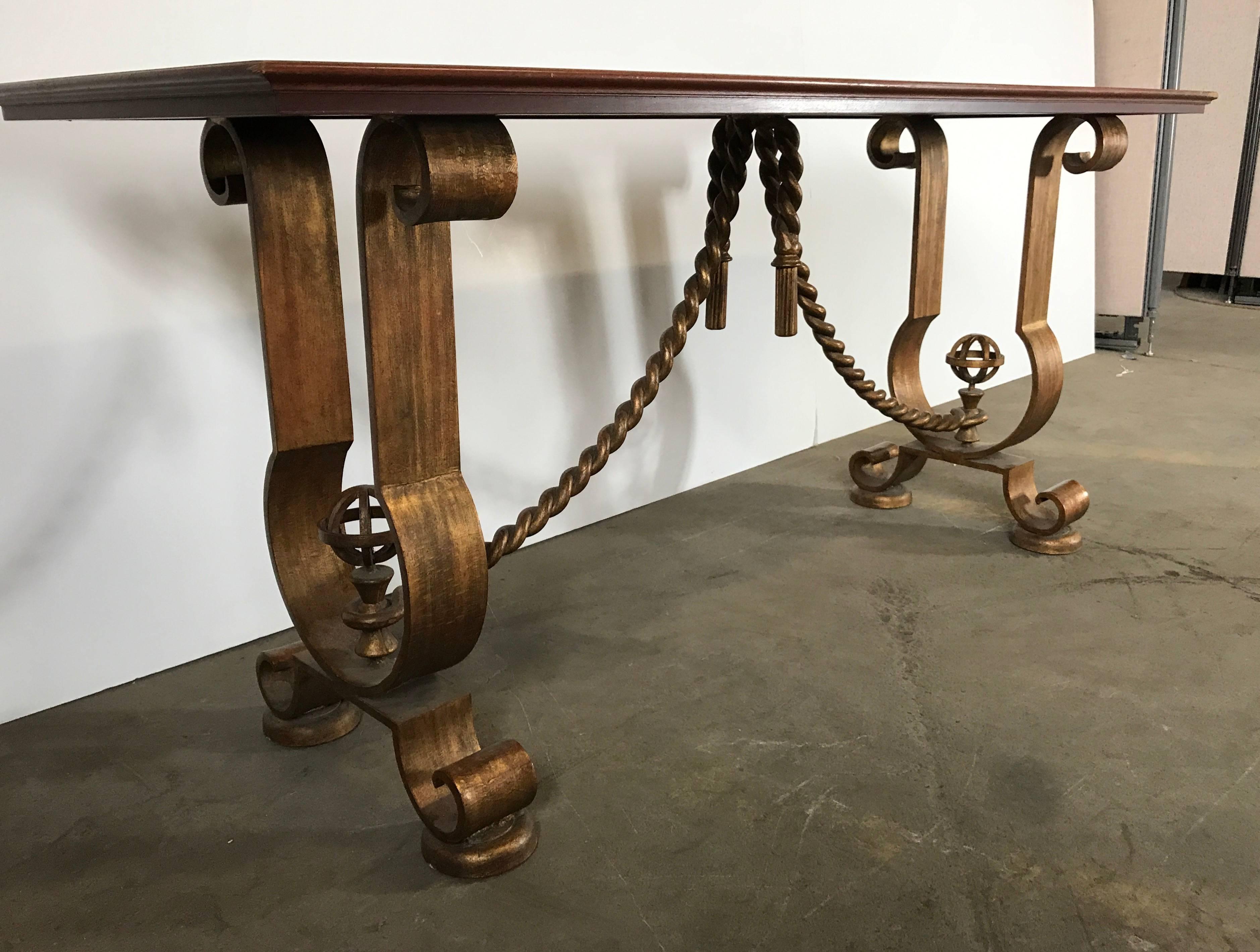 Hollywood Regency Paire de tables consoles françaises dorées à l'or Murray's Iron Works de style G. Poillerat en vente