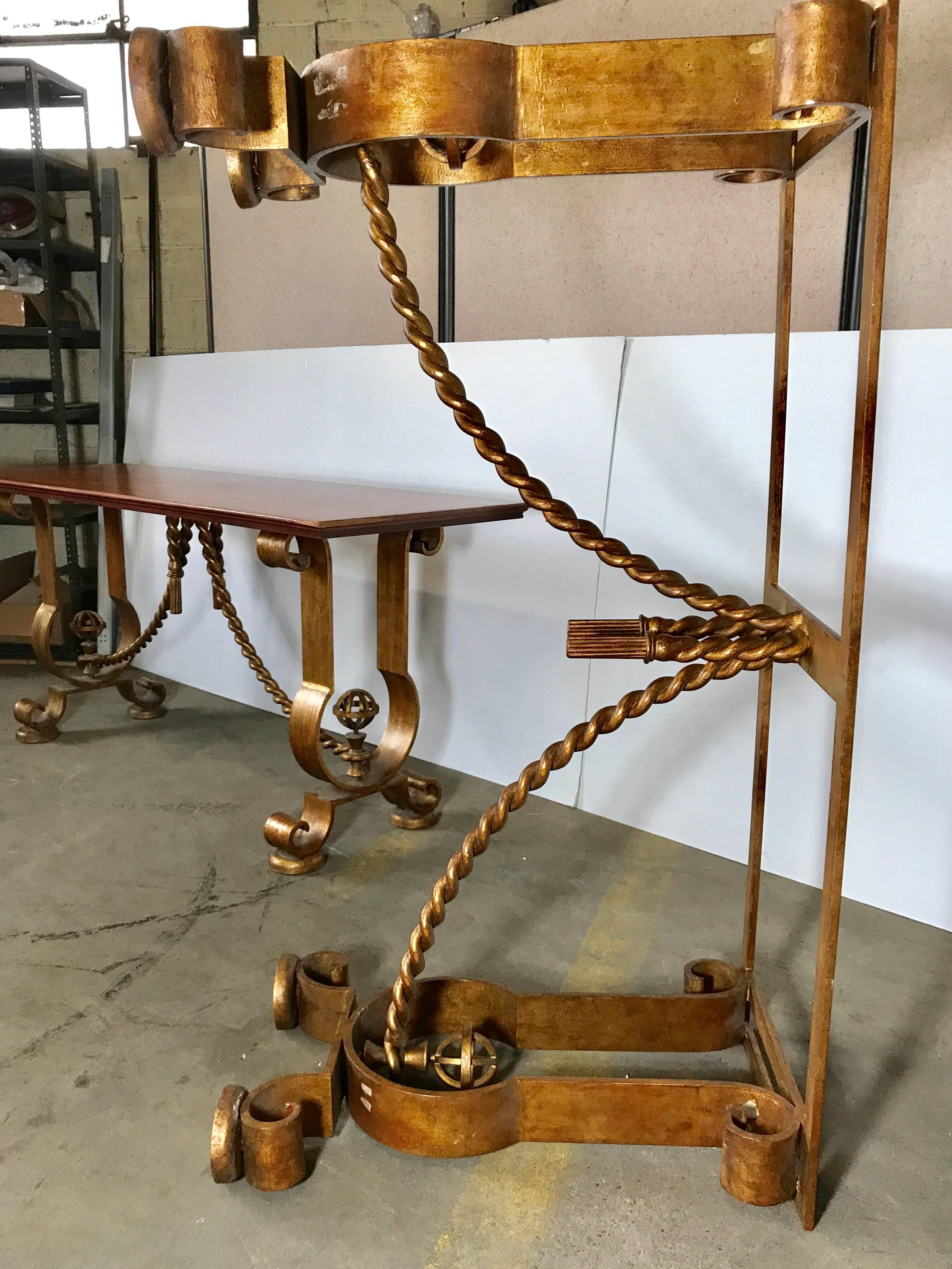 Paire de tables consoles françaises dorées à l'or Murray's Iron Works de style G. Poillerat Excellent état - En vente à Buffalo, NY