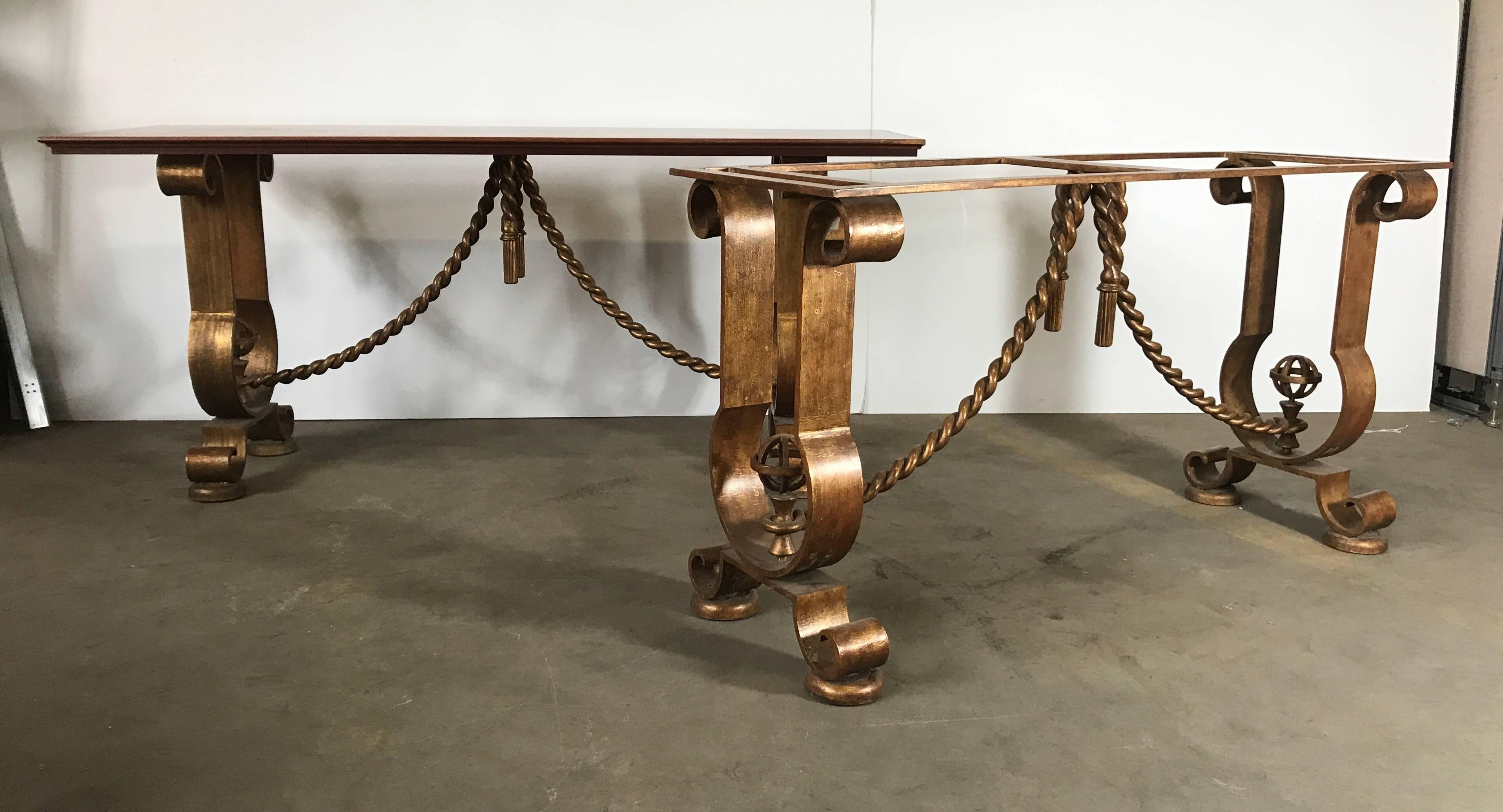 20ième siècle Paire de tables consoles françaises dorées à l'or Murray's Iron Works de style G. Poillerat en vente