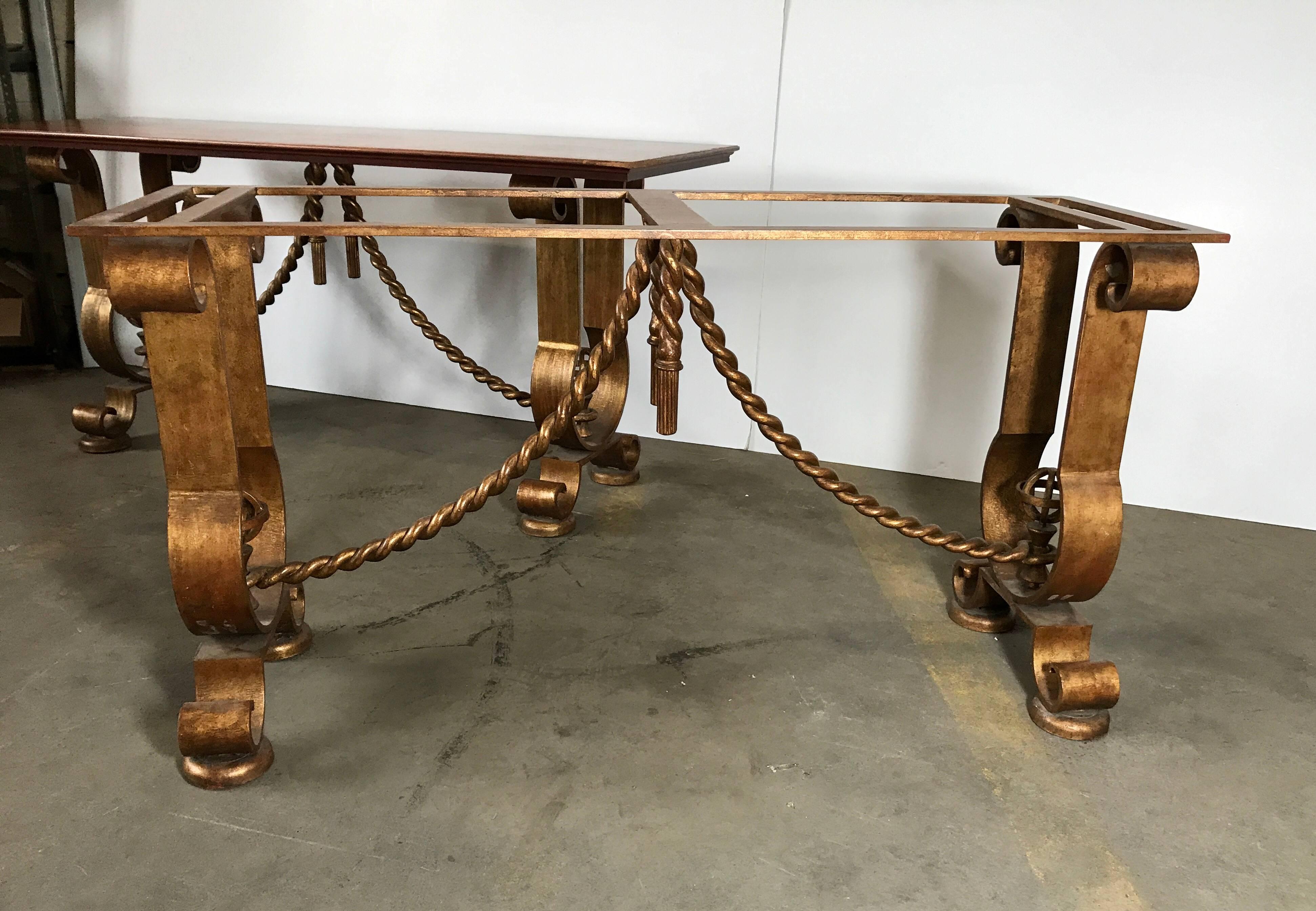 Paire de tables consoles françaises dorées à l'or Murray's Iron Works de style G. Poillerat en vente 1