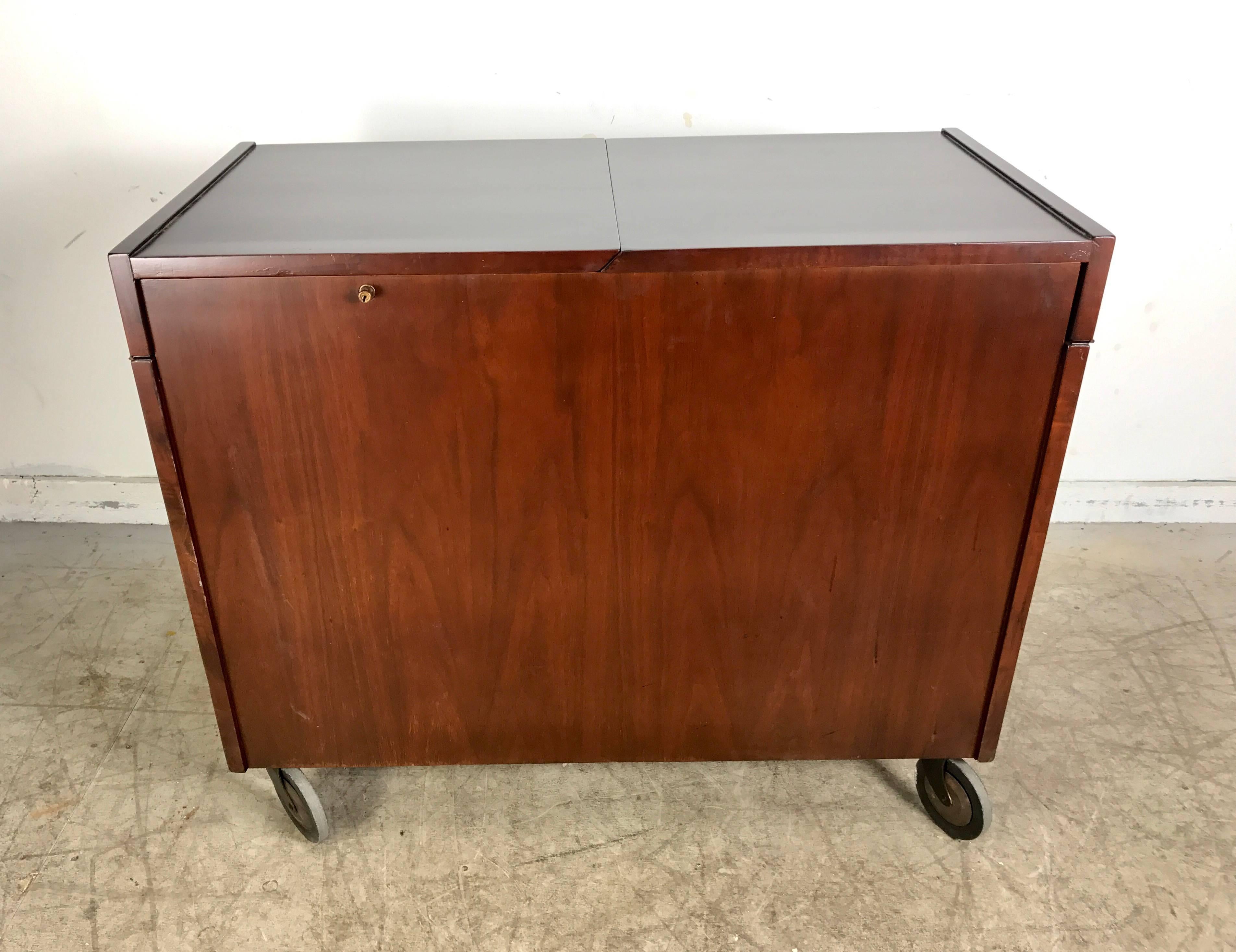 Classic Mid-Century Modern Portable Rolling Fold Out Bar Cart In Good Condition For Sale In Buffalo, NY