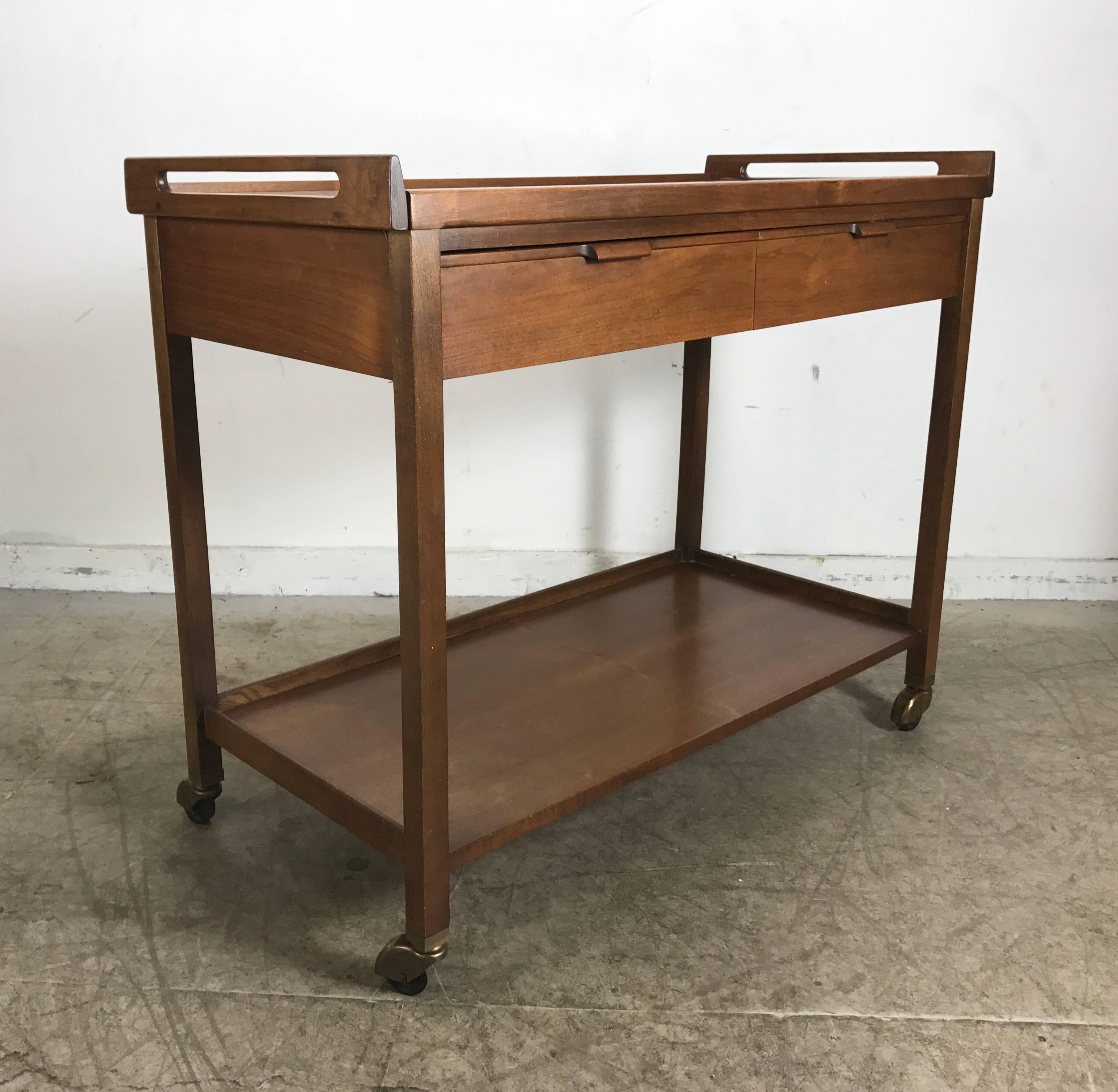 Classic Mid-Century Modern Walnut Expandable Rolling Bar Cart, Server In Good Condition In Buffalo, NY