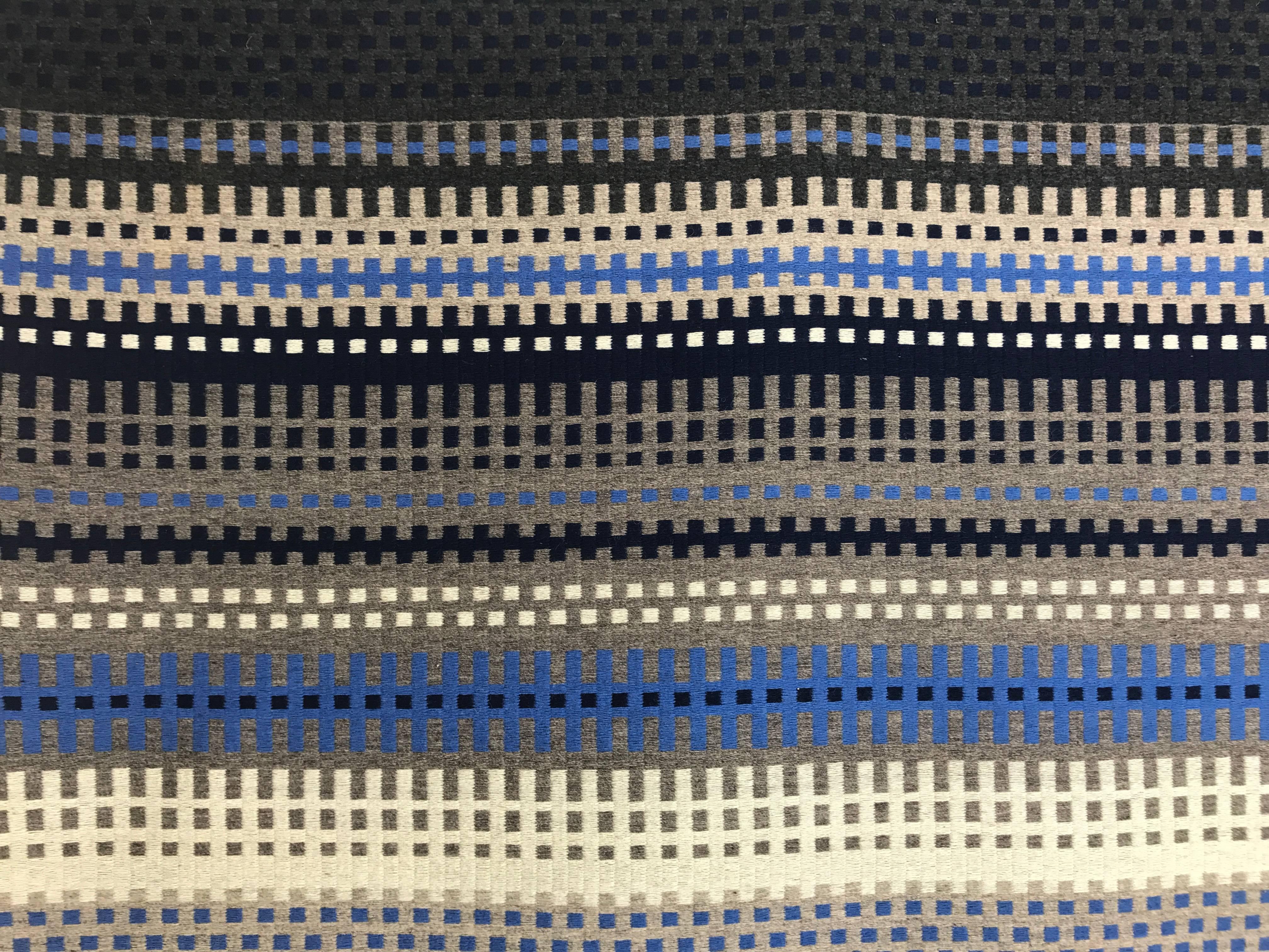 Textile moderniste Tapis à tissage plat signé Valja ,Merveilleuses teintes de bleus, gris taupes. S'intègre parfaitement à tout environnement.