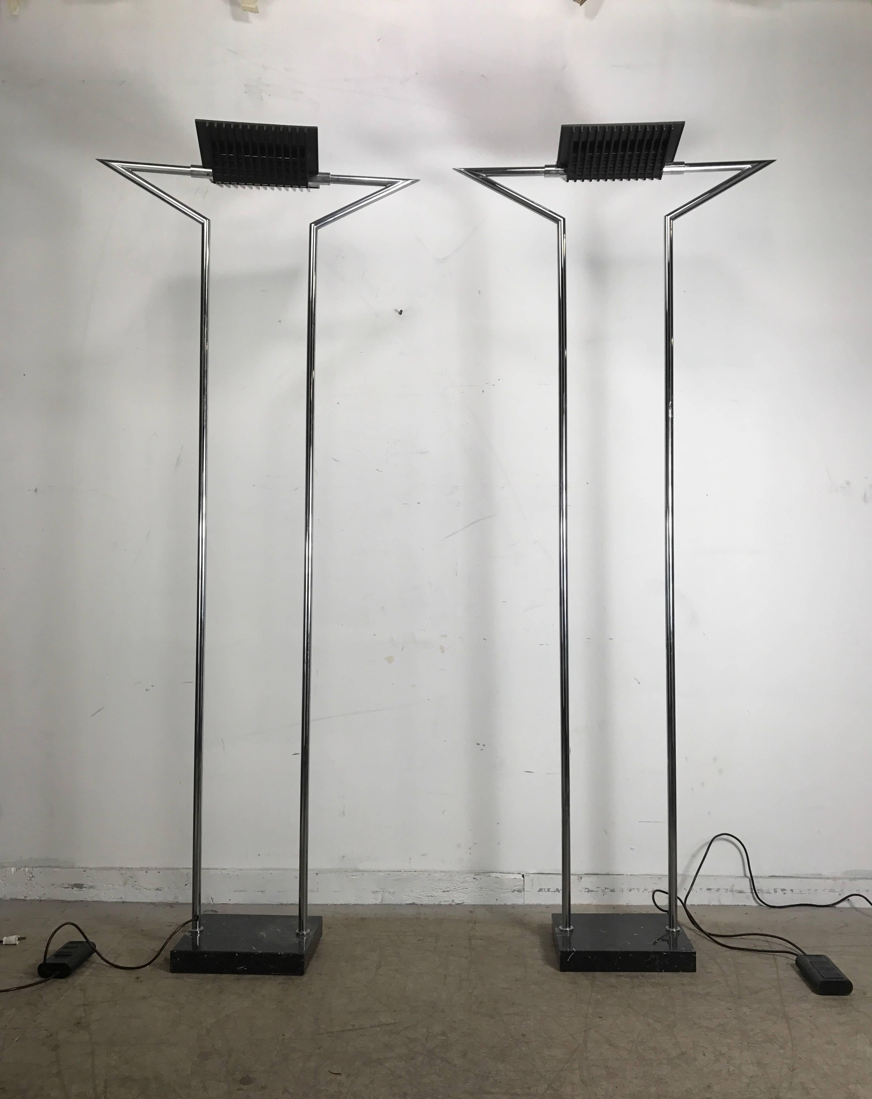 Pareja de antorchas de mármol y cromo estilo Memphis, Fabricadas en Italia, calidad y diseño increíbles, base de mármol negro, tubo de acero cromado, lámparas pivotantes de metal fundido. Reguladores de intensidad originales. Hace una declaración